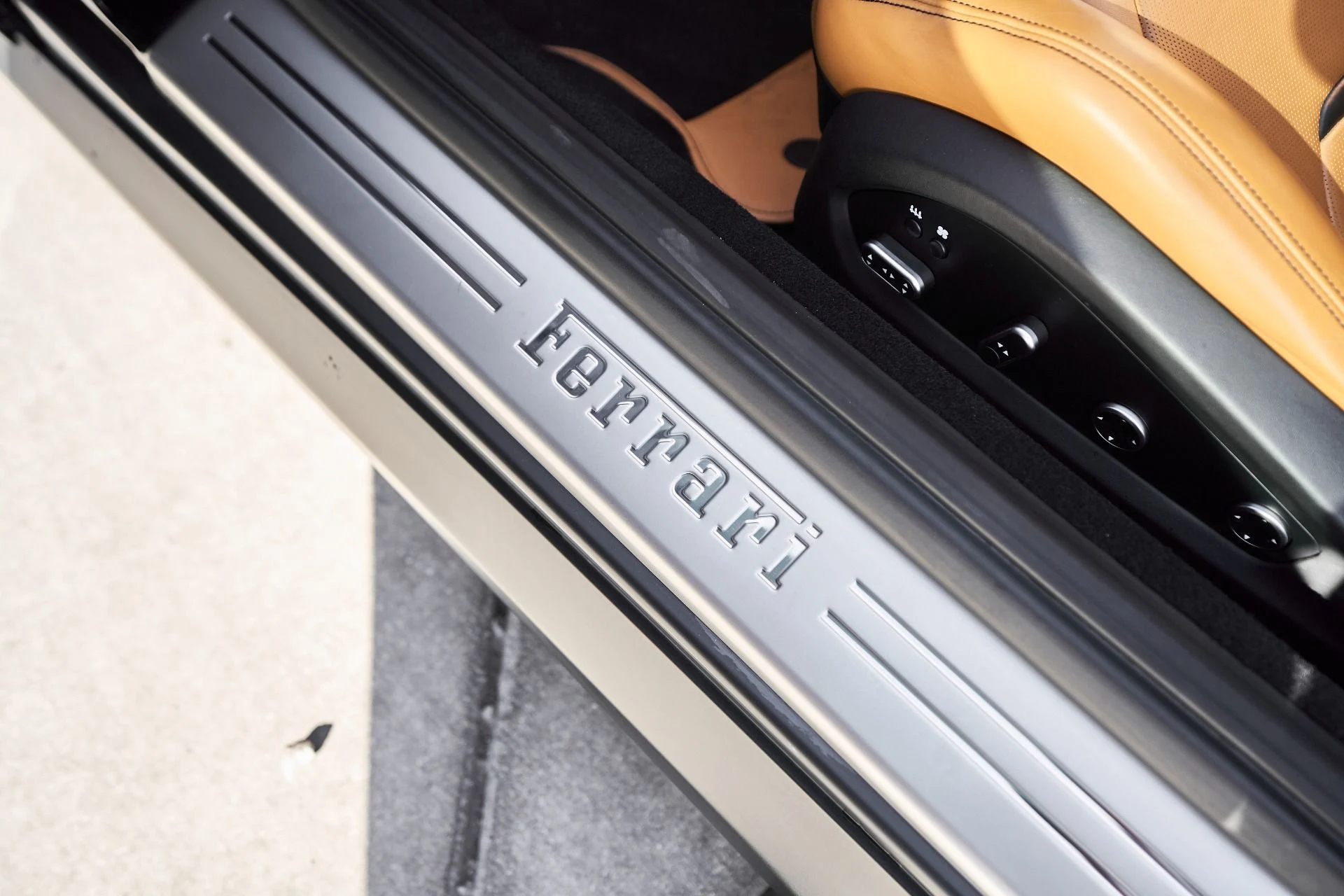 mph036_1699419531_Used_2018_Ferrari_GTC_4_Lusso_V12_1764210171_7084e588d0