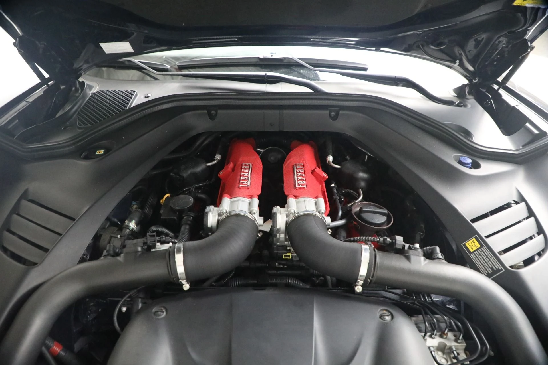 mph036_1730506266_Used_2016_Ferrari_California_T_1779313485_5fd10b9a49