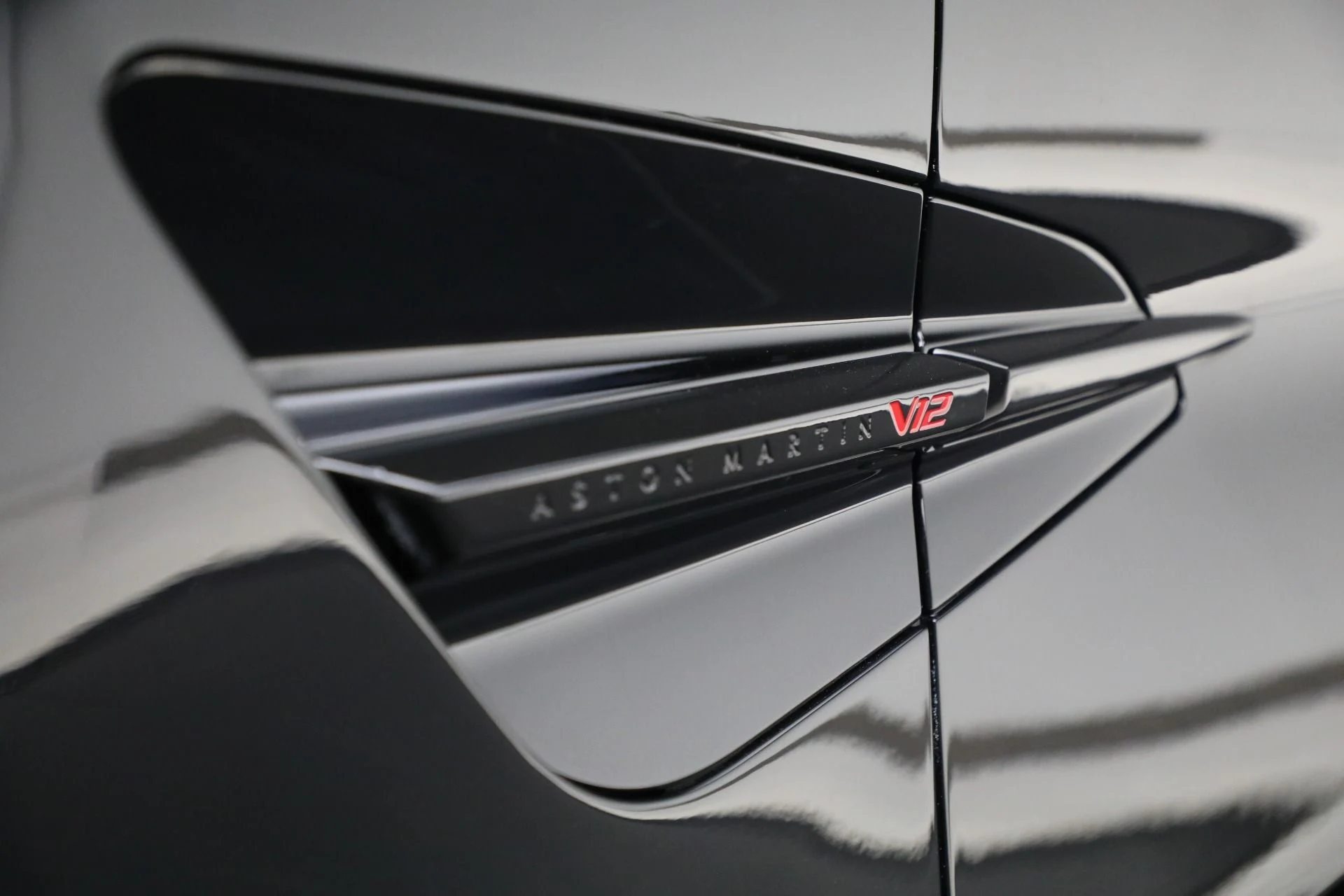 mph036_1742783827_New_2025_Aston_Martin_Vanquish_f3acc9b5cb