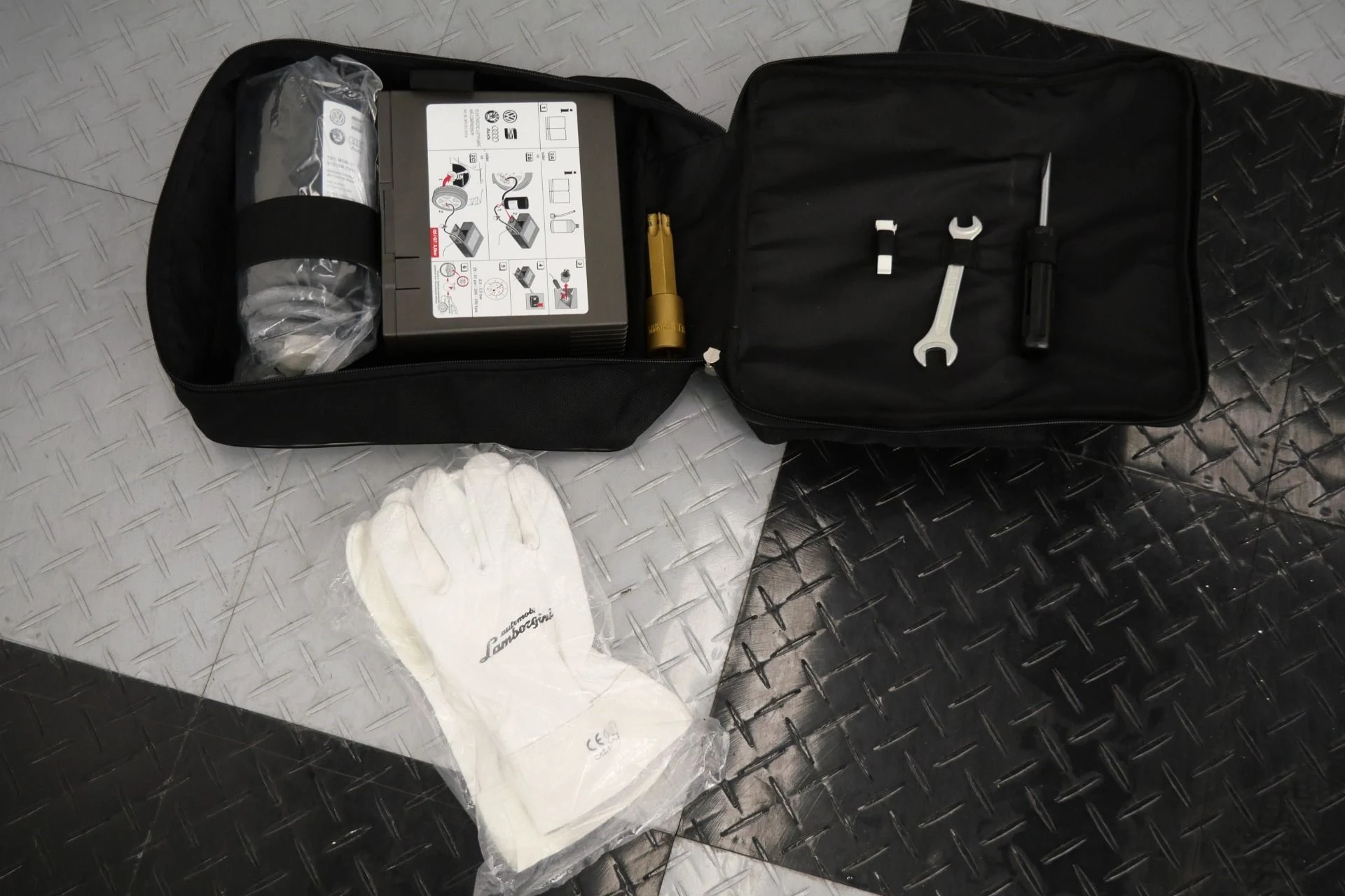 mph036_1753114276_Used_2014_Lamborghini_Aventador_LP_700_4_Beautiful_Color_Combination_Transparent_Engine_Bonnet_1774983686_d203229f4c