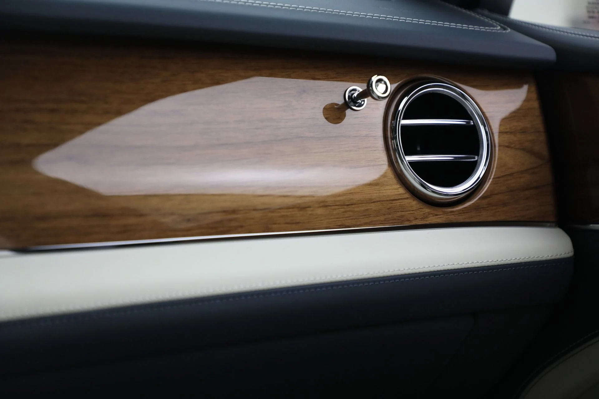 mph036_1787572507_New_2025_Bentley_Bentayga_EWB_V8_c9d53227c3