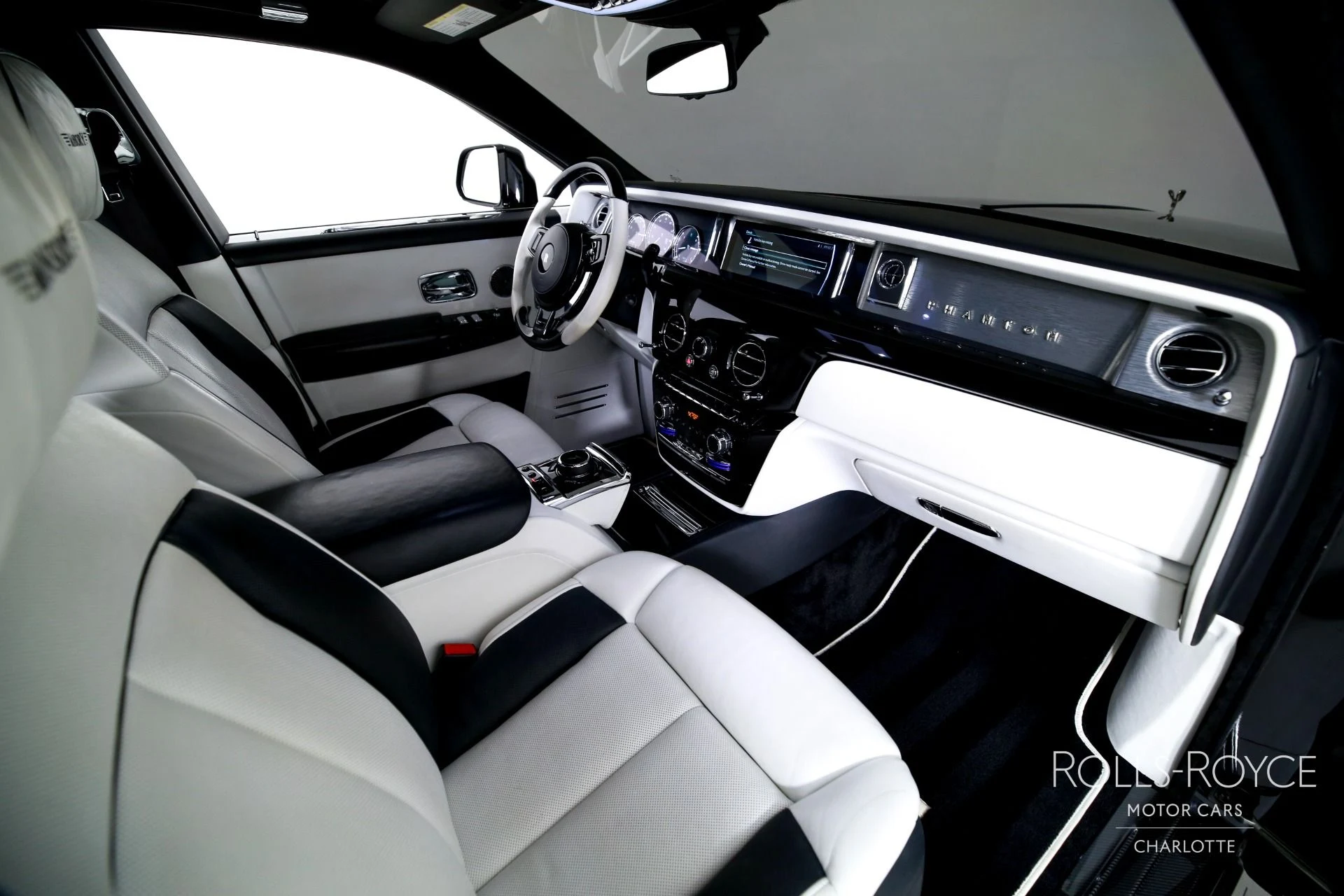 mph036_1789122182_Used_2018_Rolls_Royce_Phantom_1776373846_8a897c2784