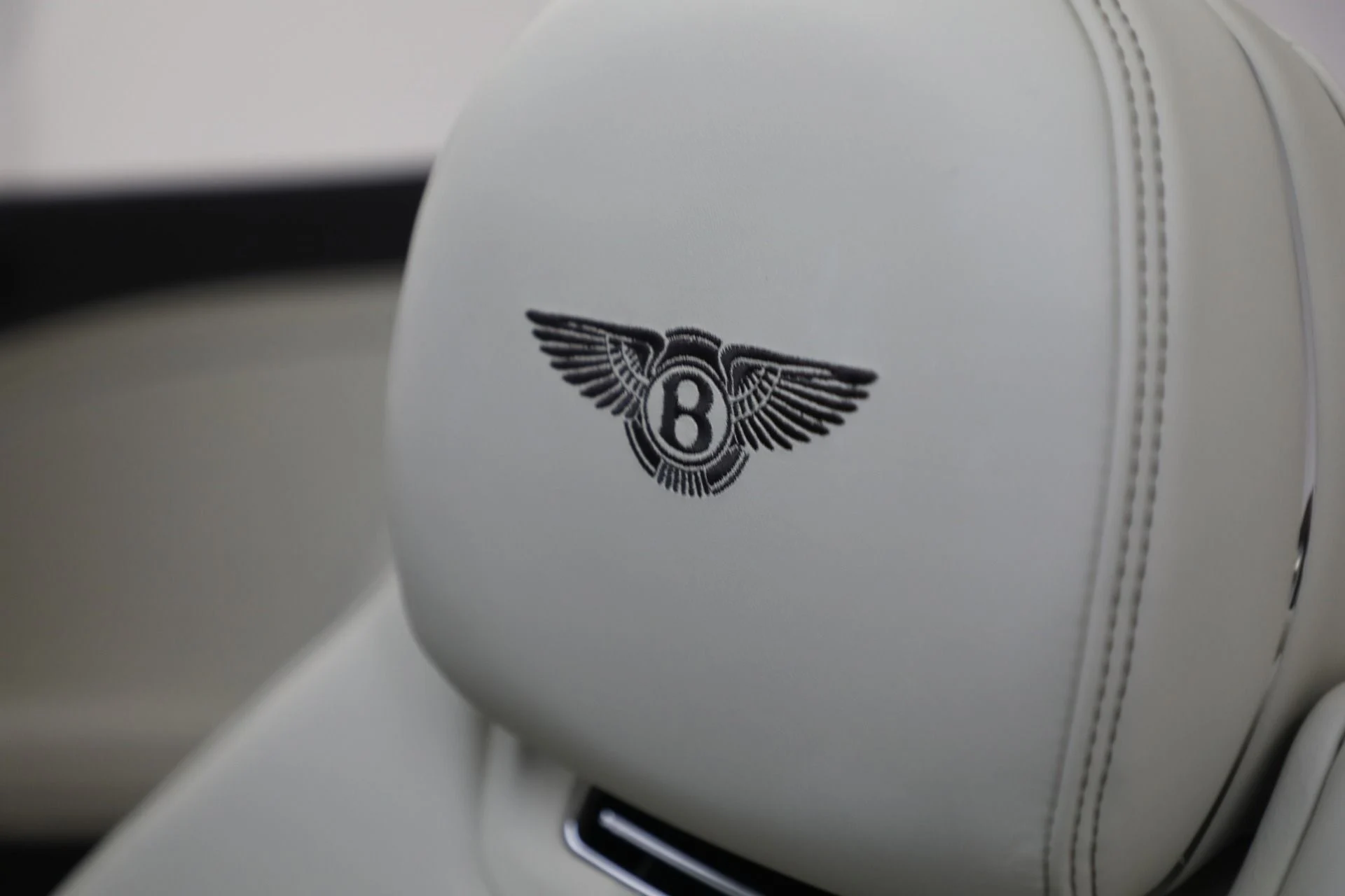 mph036_1791966911_Used_2022_Bentley_Continental_GTC_V8_3af96953b9