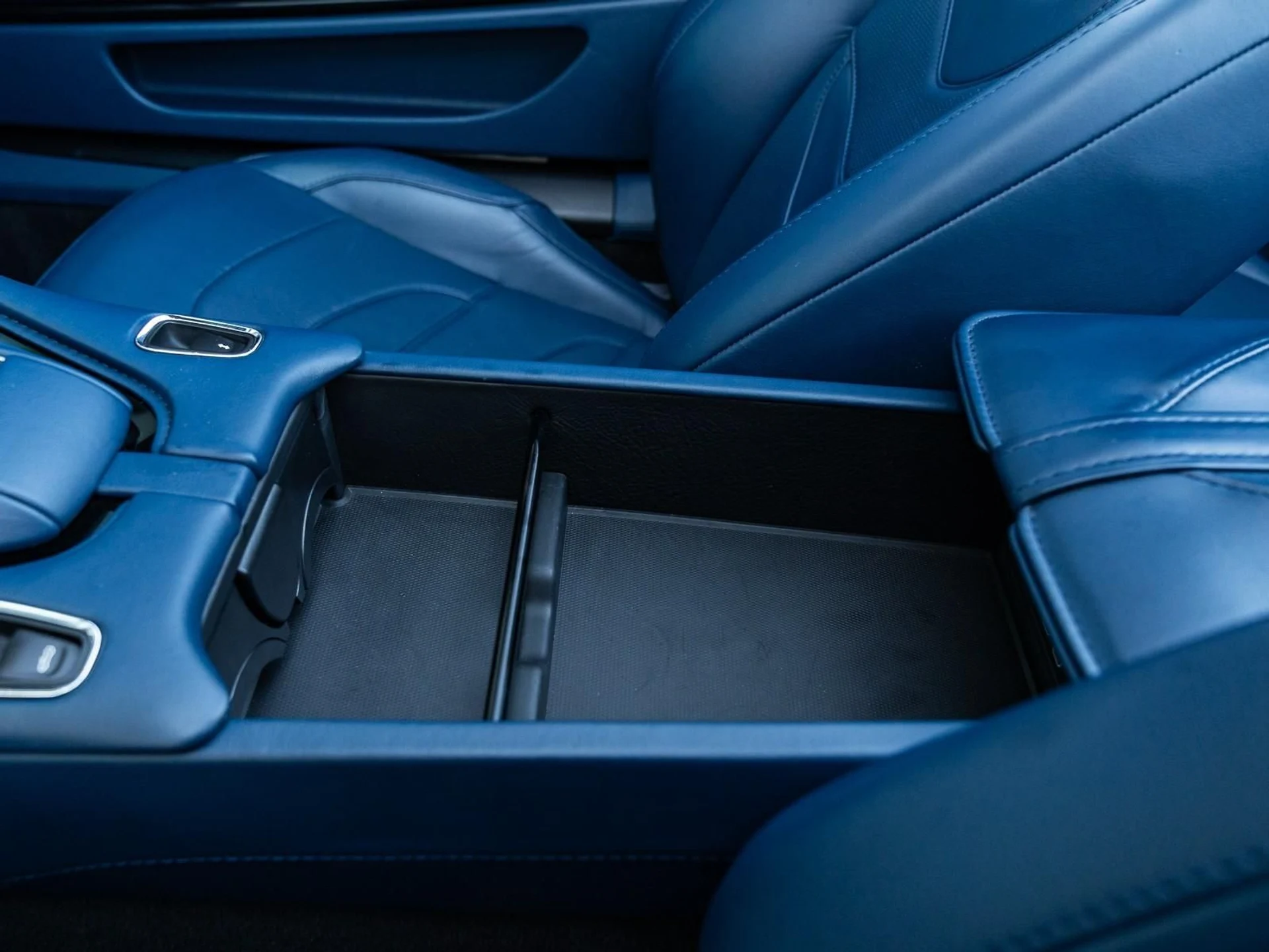 mph036_1827333359_Used_2020_Aston_Martin_DBS_Superleggera_1764795978_75afba7f09