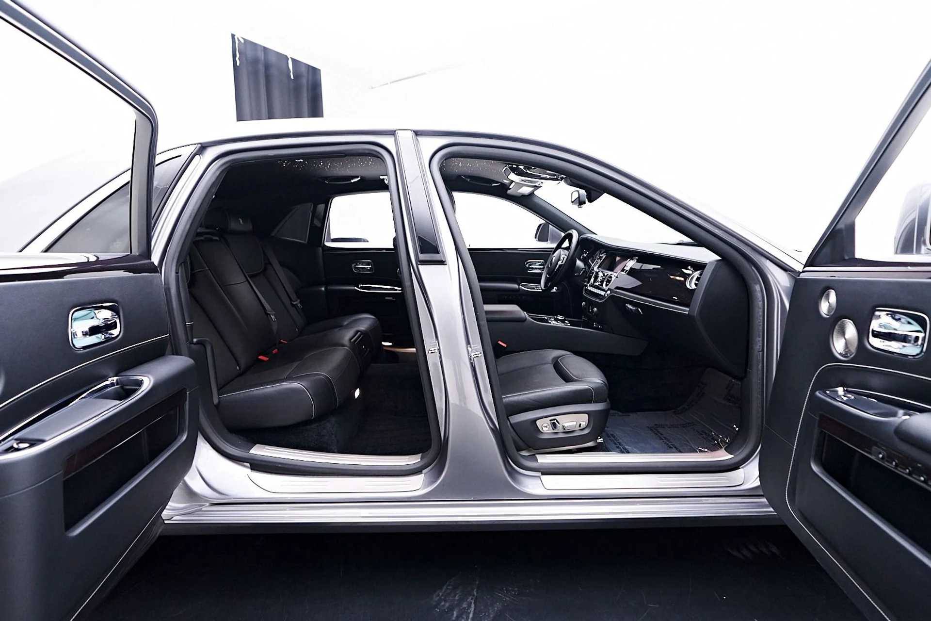 mph036_1827570548_Used_2019_Rolls_Royce_Ghost_Base_1744847276_6634b627c5