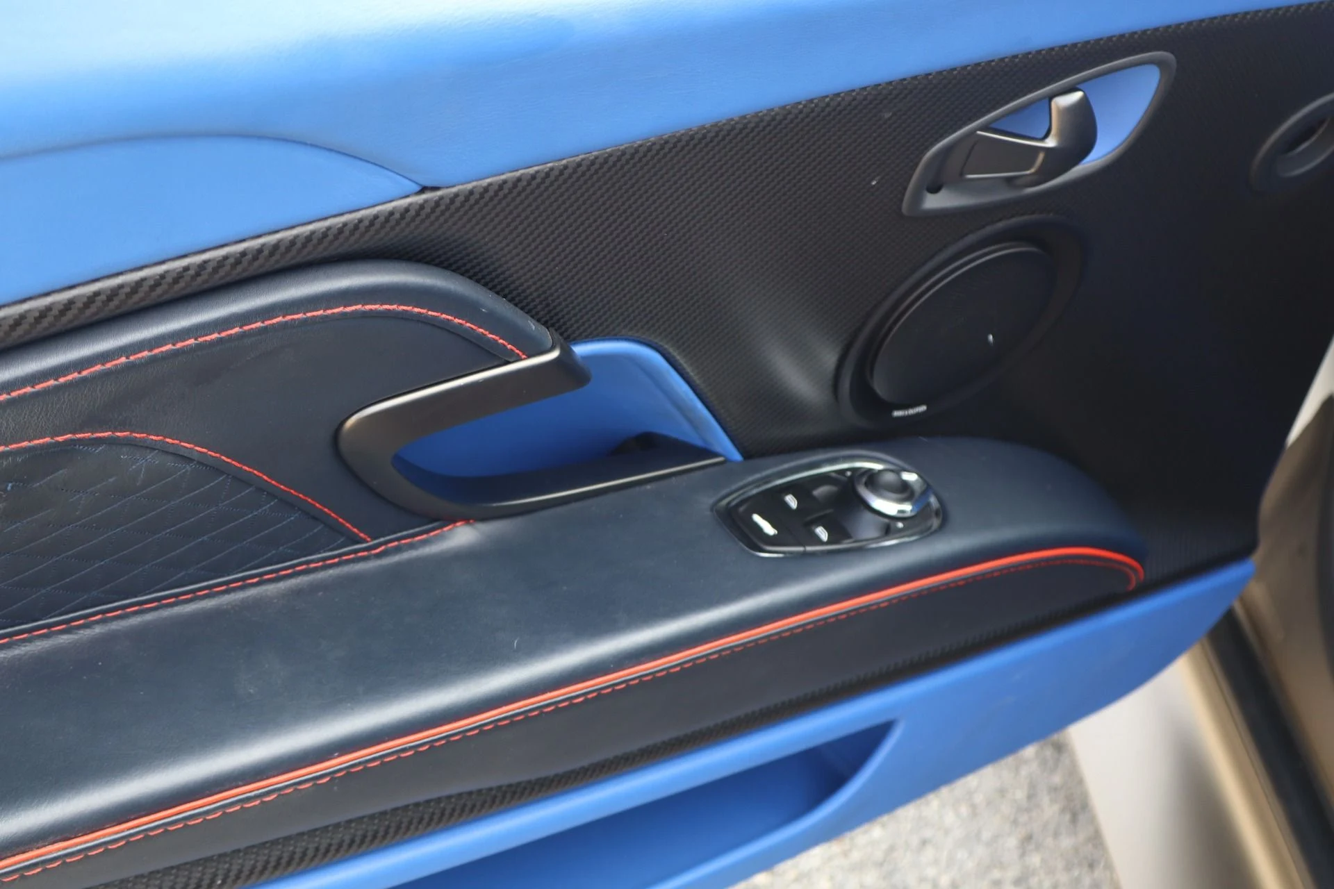 mph036_1849427753_Used_2020_Aston_Martin_DBS_Superleggera_1744127548_de42d4c8e8