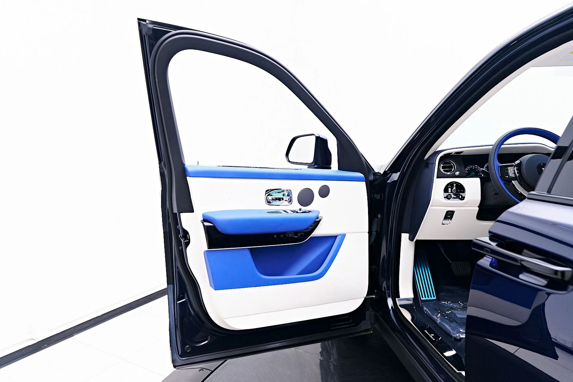 mph036_1850327751_Used_2023_Rolls_Royce_Cullinan_Base_1745954360_776807afca