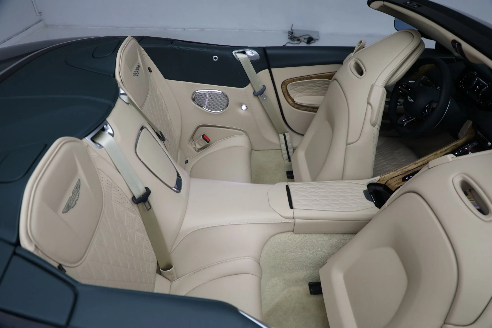 mph036_1853620108_New_2025_Aston_Martin_DB_12_Volante_3b2f76774b