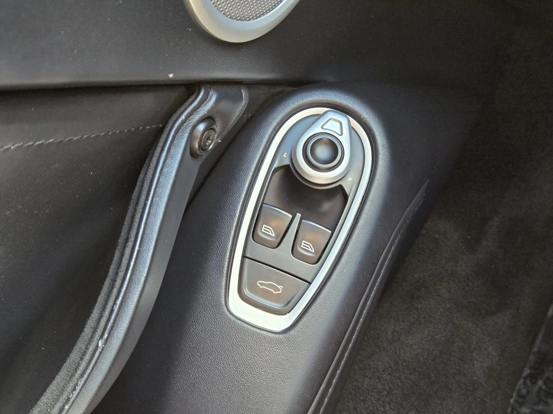 mph036_1874016182_Used_2022_Aston_Martin_Vantage_1757574568_2640bc01d5
