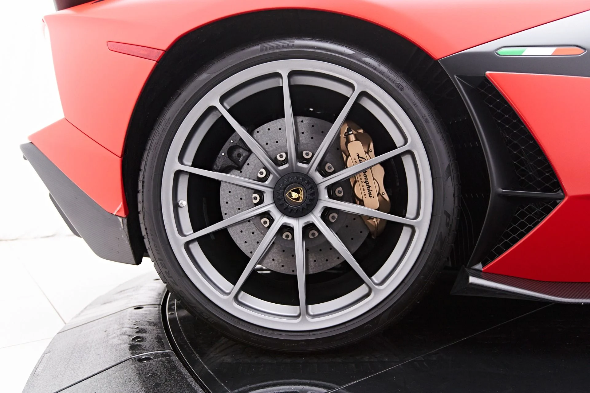 mph036_1878692911_Used_2019_Lamborghini_Aventador_SVJ_Base_1660667507_640f5448c3