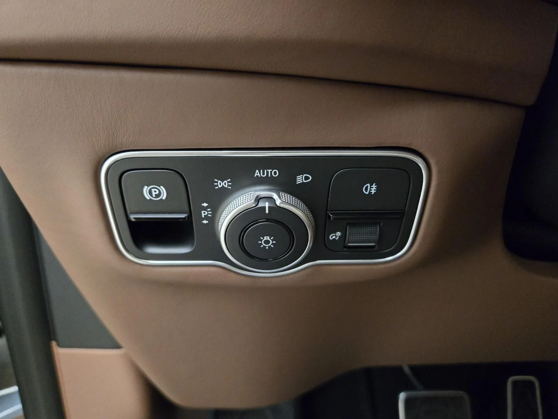 mph036_1884674875_New_2026_Aston_Martin_DBX_707_1781759972_edc650efb0
