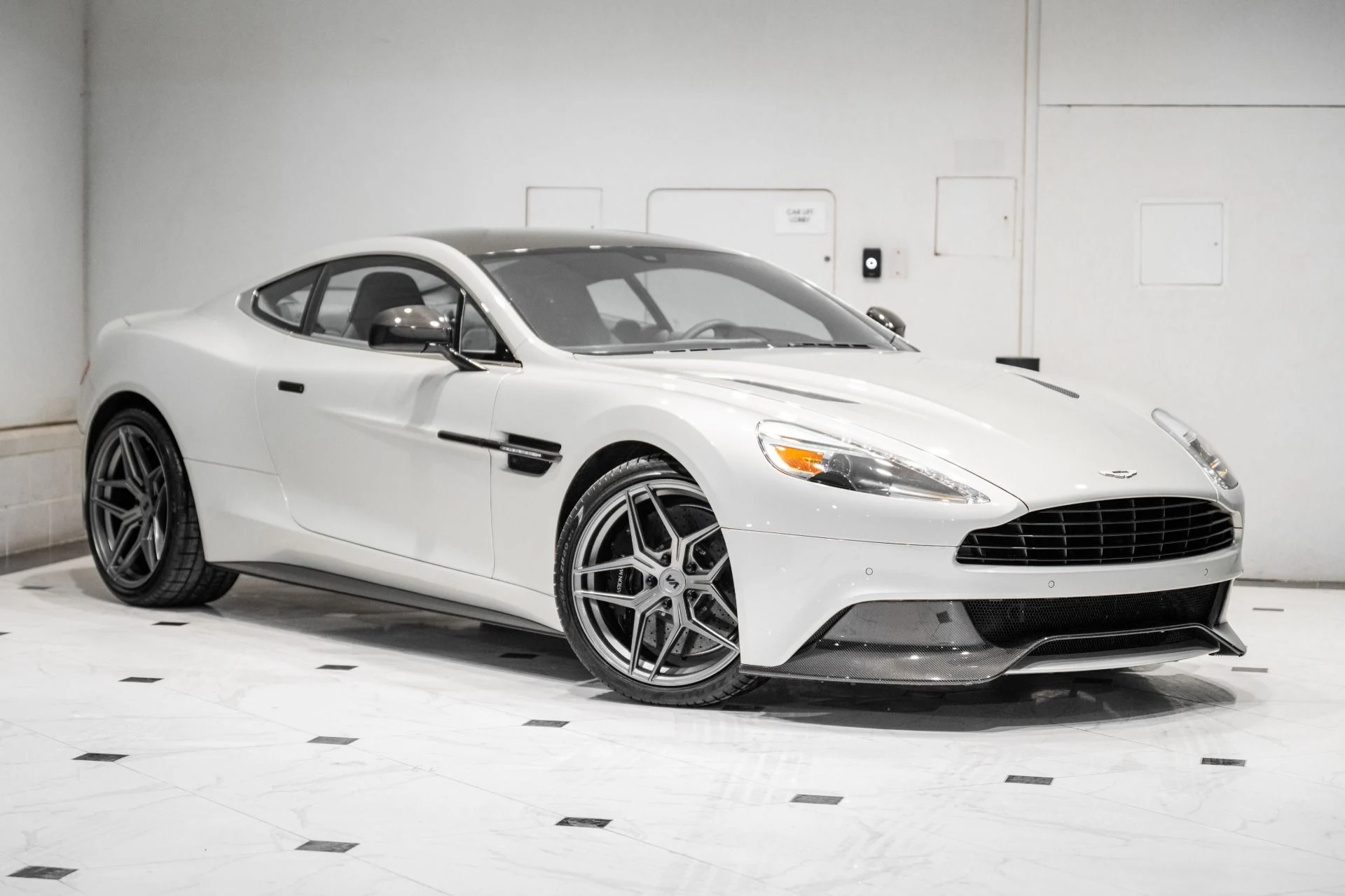 mph036_1903593332_Used_2016_Aston_Martin_Vanquish_V12_1770132200_59cb107980