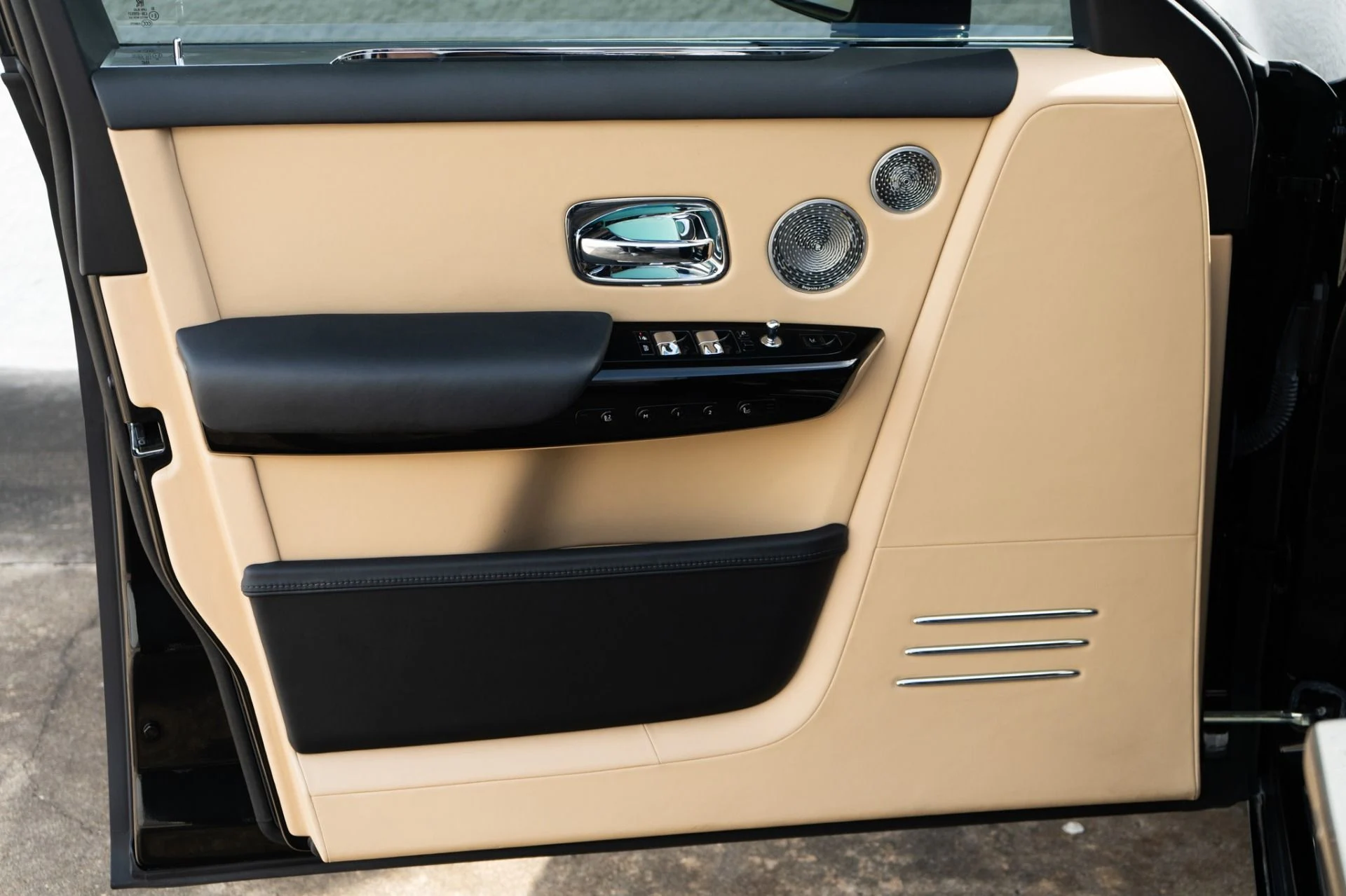 mph036_1914716294_Used_2022_Rolls_Royce_Phantom_EWB_1771455948_f0353a7bd7