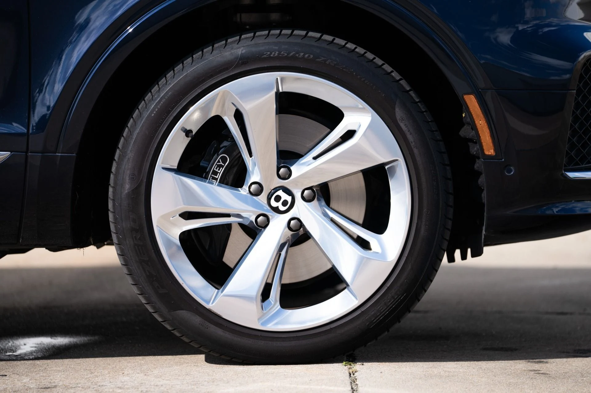 mph036_1915651937_Used_2024_Bentley_Bentayga_V8_1761672305_ca68294cb7