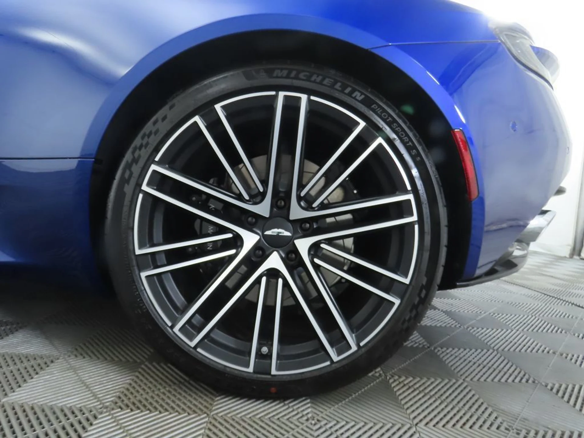 mph036_1916005759_used_2026_aston_martin_db12_volante_8119_23037586_37_1024_88af6ae9a6