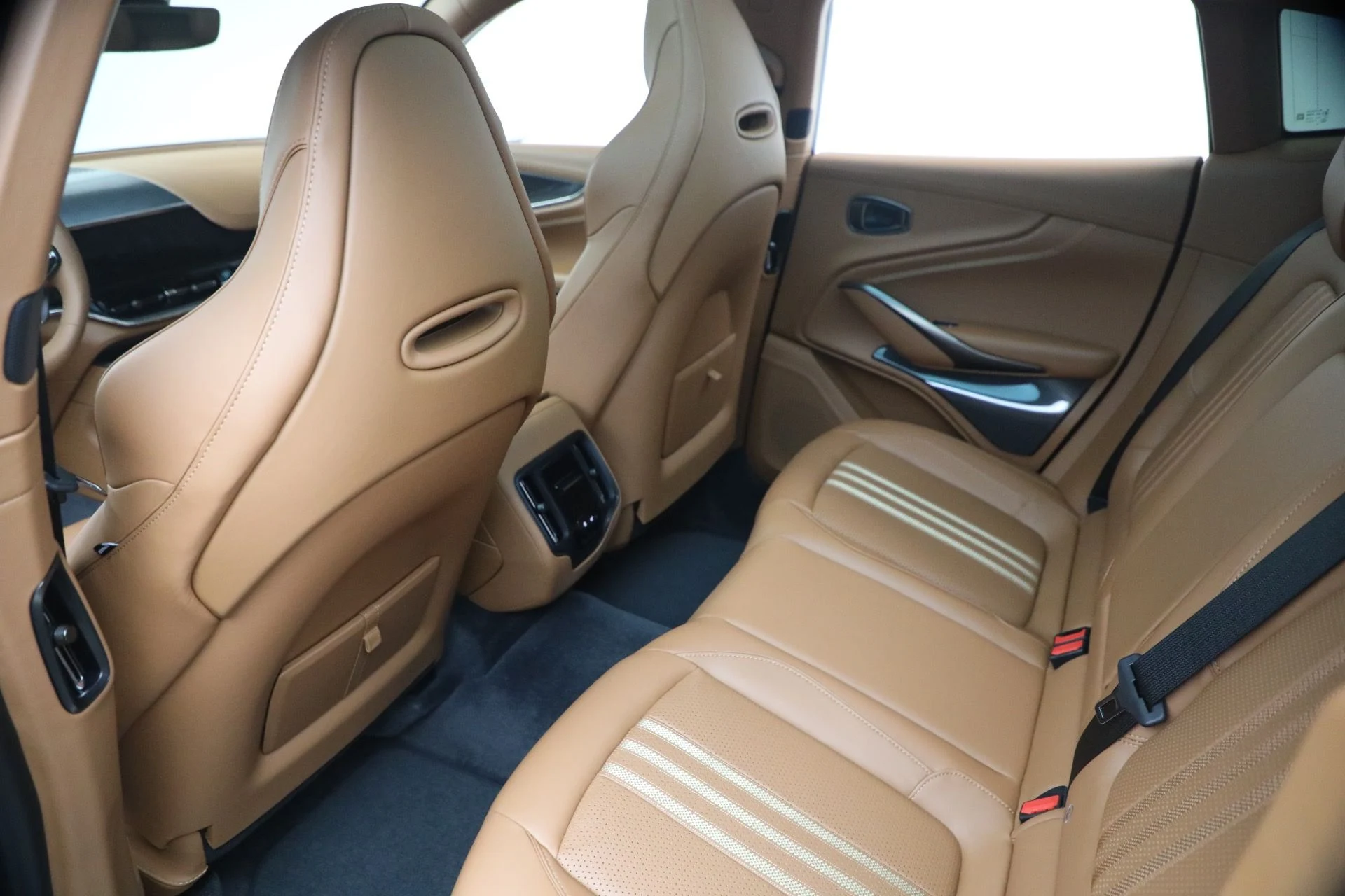 mph036_1927788930_New_2026_Aston_Martin_DBX_707_1767991899_ff1cd12a64