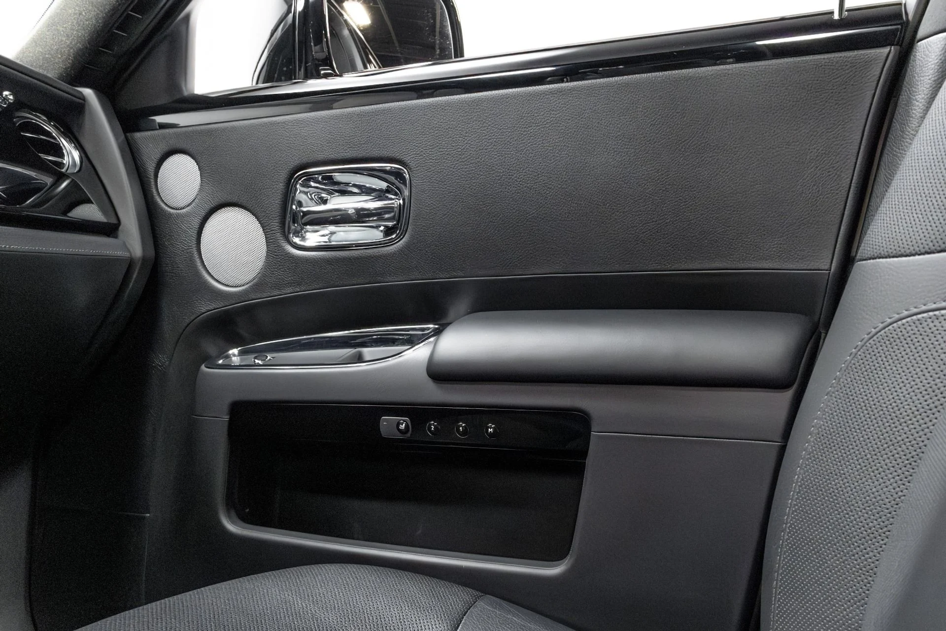 mph036_1931471708_Used_2011_Rolls_Royce_Ghost_Base_1762877304_1bd02c685c