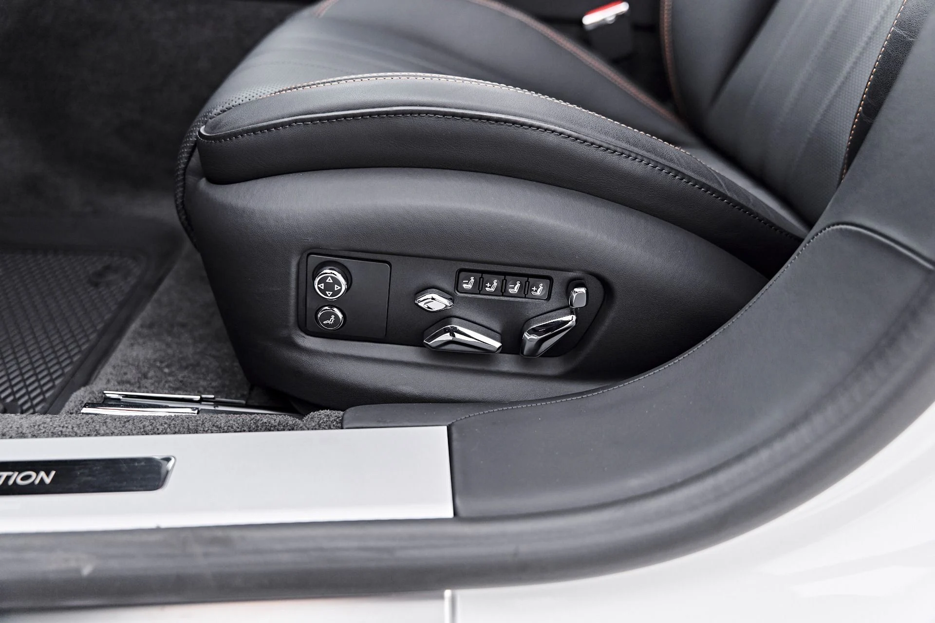 mph036_1942987146_Used_2025_Bentley_Flying_Spur_Black_Edition_1790368088_f74f64c2e9