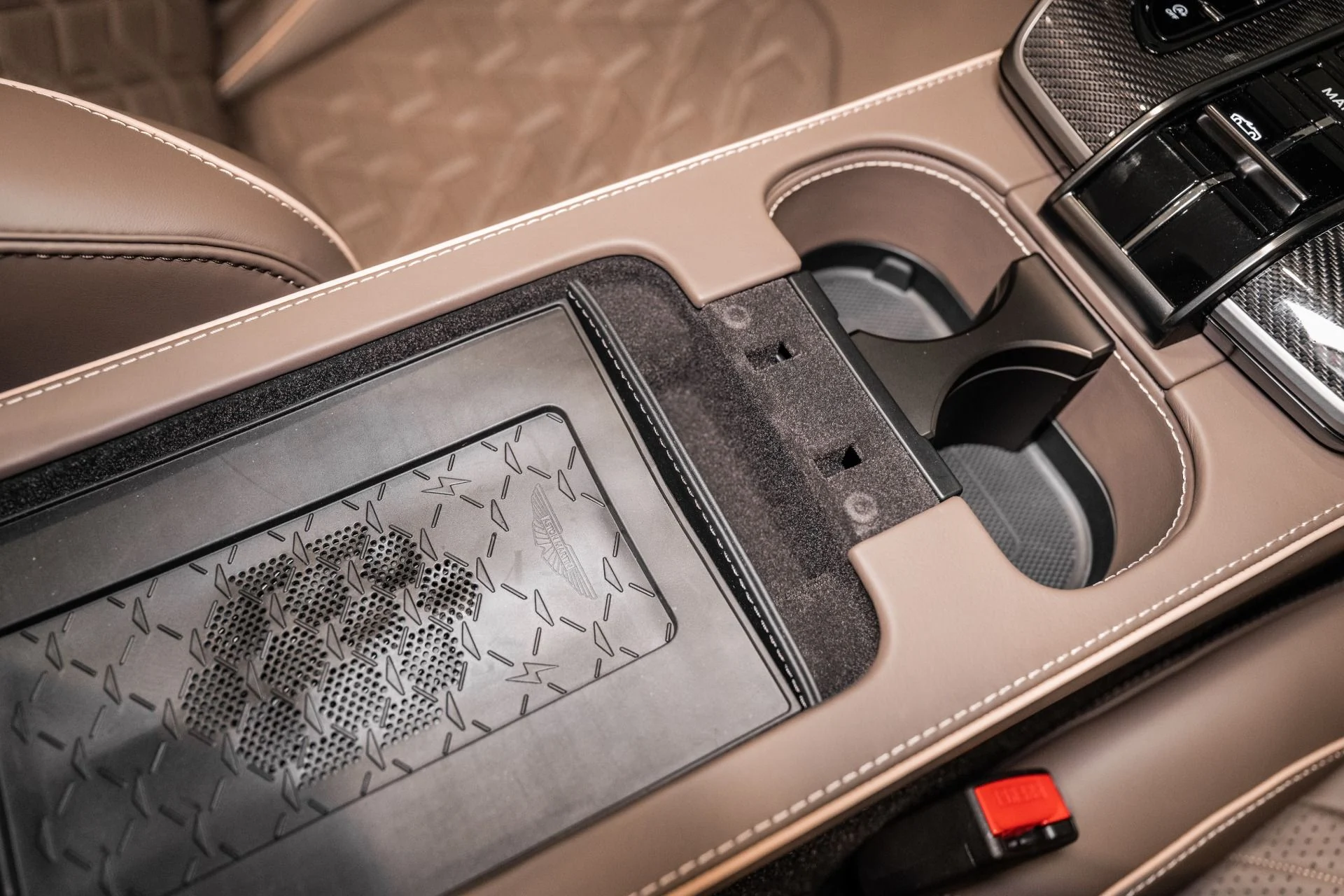 mph036_2052740623_New_2026_Aston_Martin_Vanquish_Volante_1783526001_4ae3bfaff5