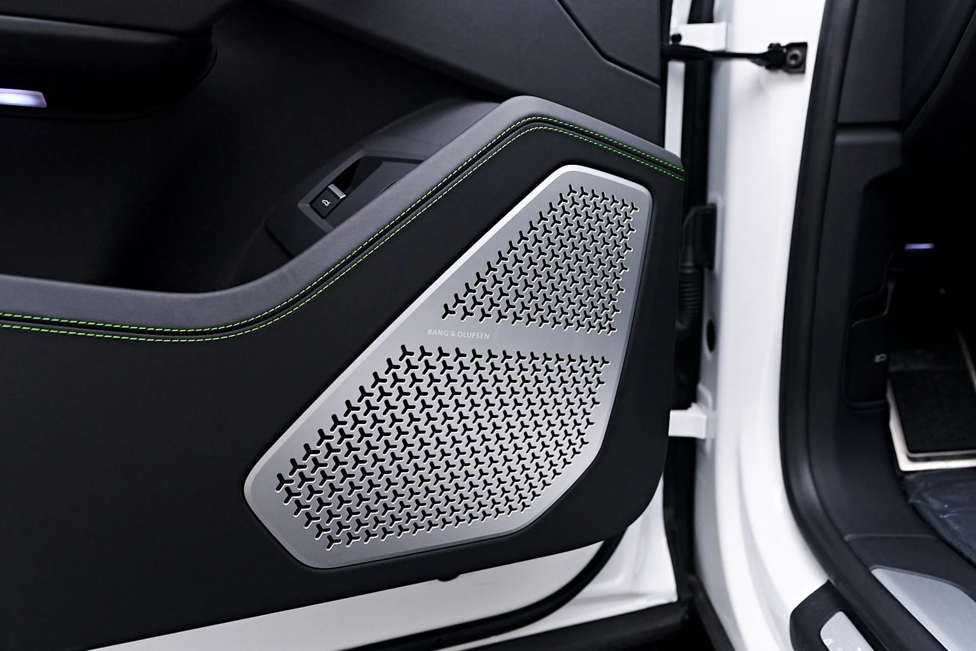 mph036_2057779103_Used_2022_Lamborghini_Urus_Pearl_Capsule_1743896644_071ba79066