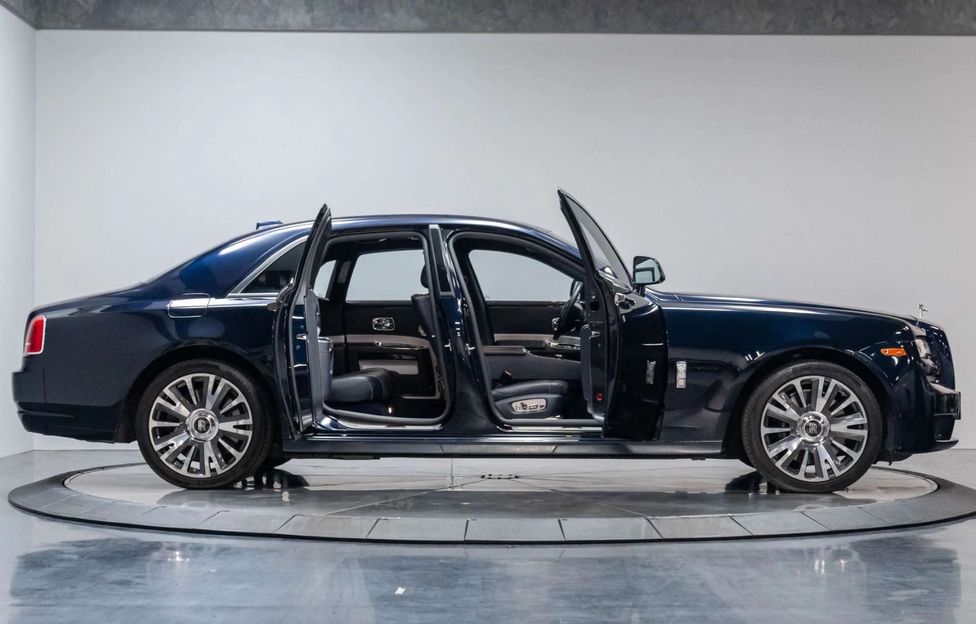 mph036_2231343404_Used_2018_Rolls_Royce_Ghost_Base_1786492649_092fd8d668