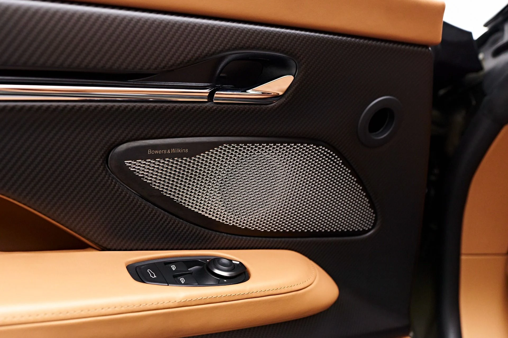 mph036_2261952405_Used_2024_Aston_Martin_DB_12_Volante_1731606794_ae28352d6f