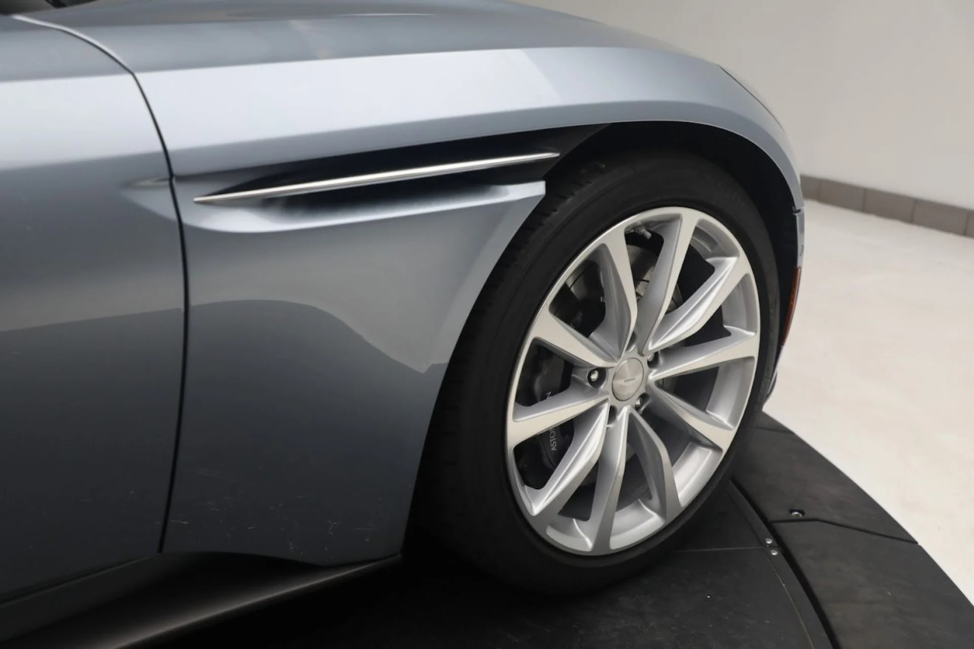 mph036_2271427293_Used_2019_Aston_Martin_DB_11_Volante_f9d8c1034b