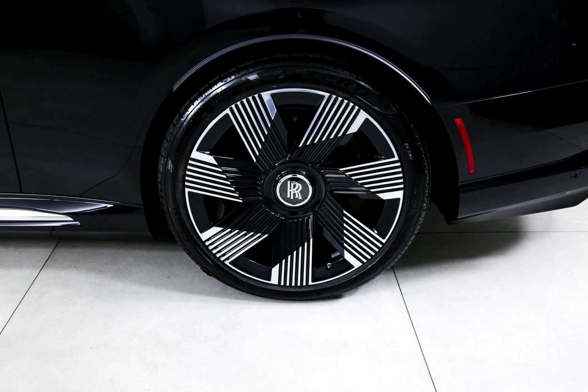 mph036_2290260982_Used_2024_Rolls_Royce_Spectre_1745445459_1c0a8d8071
