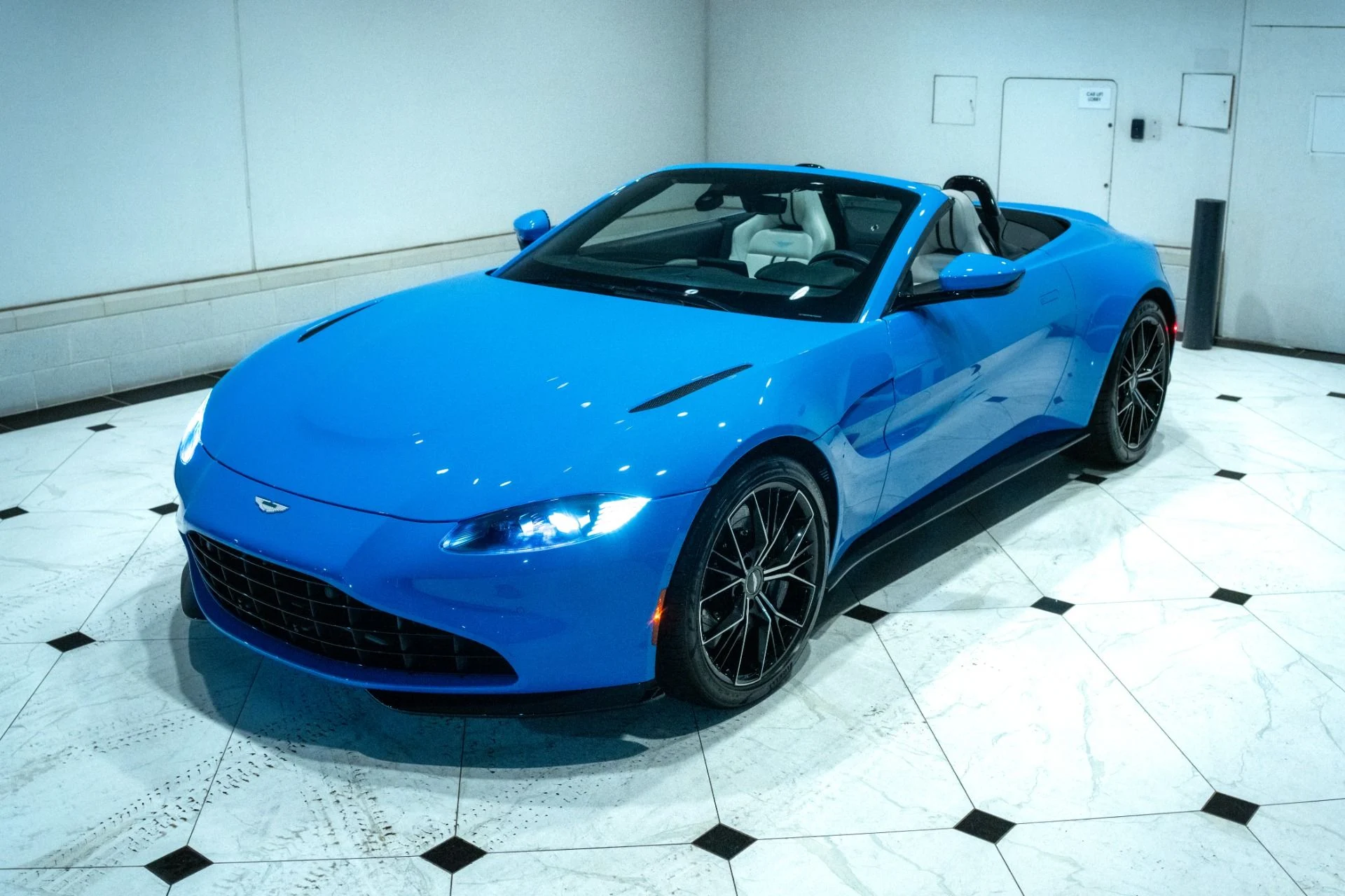 mph036_2339983579_Used_2021_Aston_Martin_Vantage_1790591420_16c3bd1512