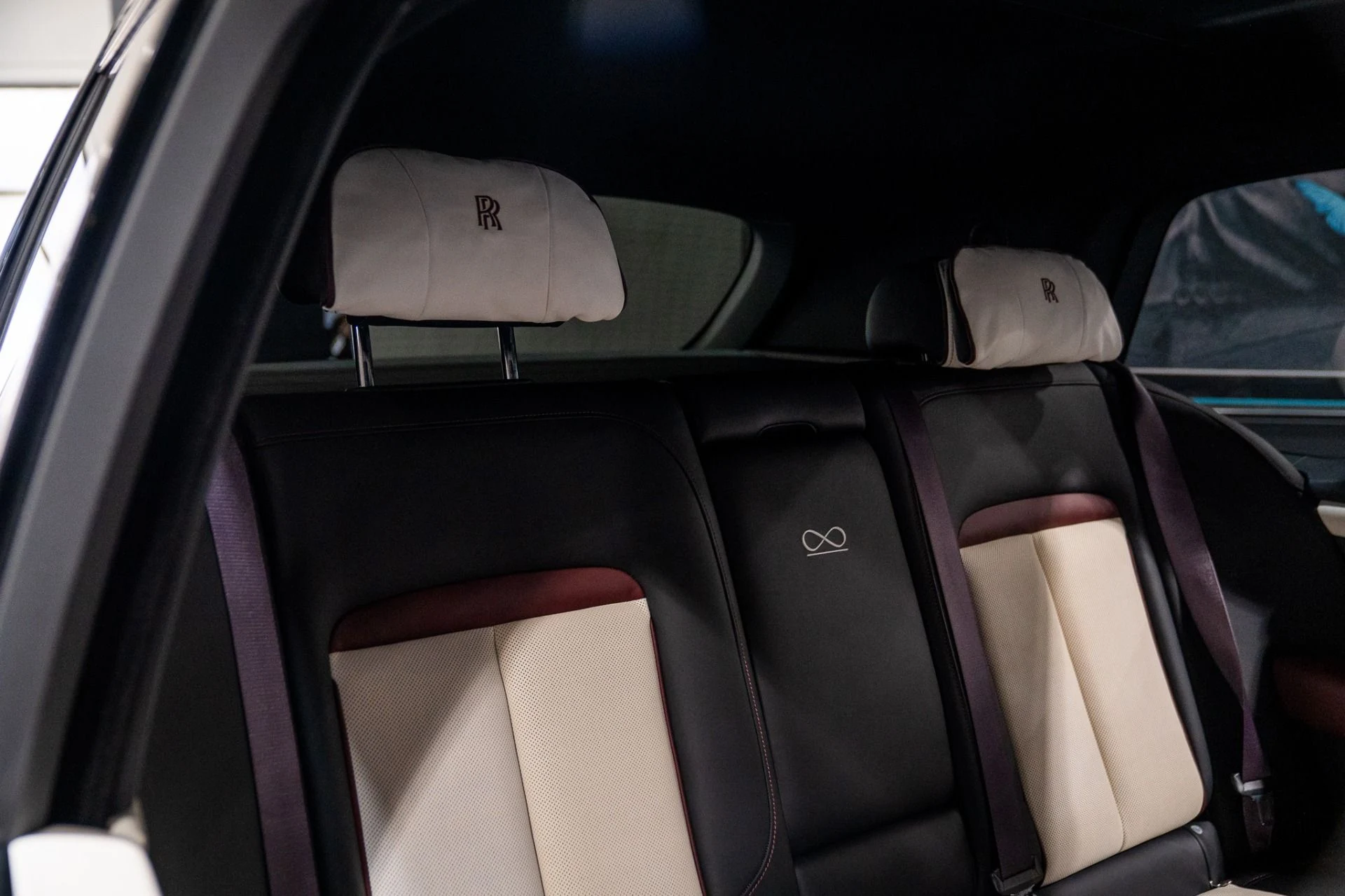 mph036_2346456525_Used_2022_Rolls_Royce_Black_Badge_Cullinan_Urban_Automotive_Widebody_HRE_wheels_1771025281_af933c1491