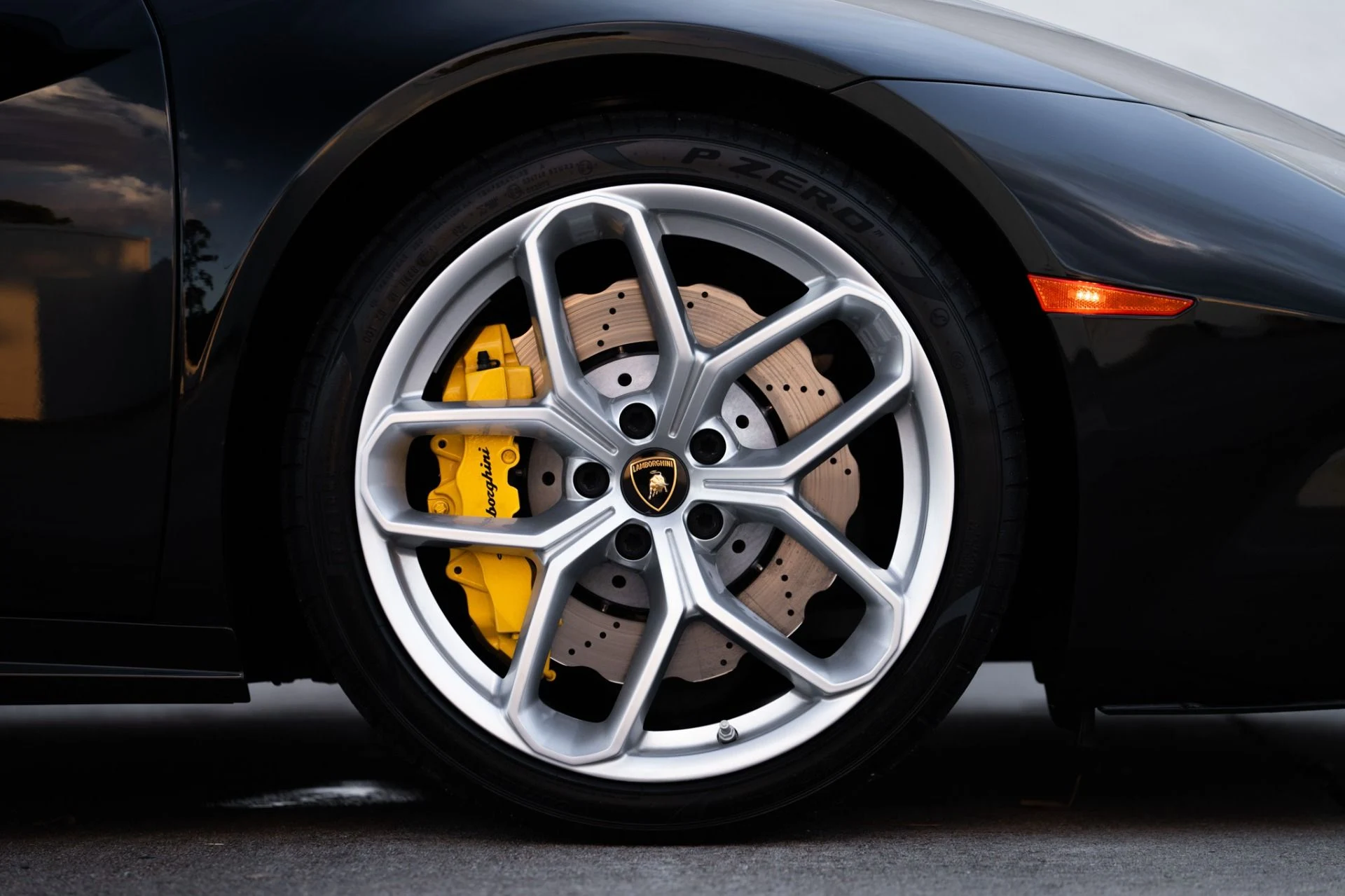 mph036_2352939474_Used_2017_Lamborghini_Huracan_LP_580_2_Spyder_1766447716_04e9871d09