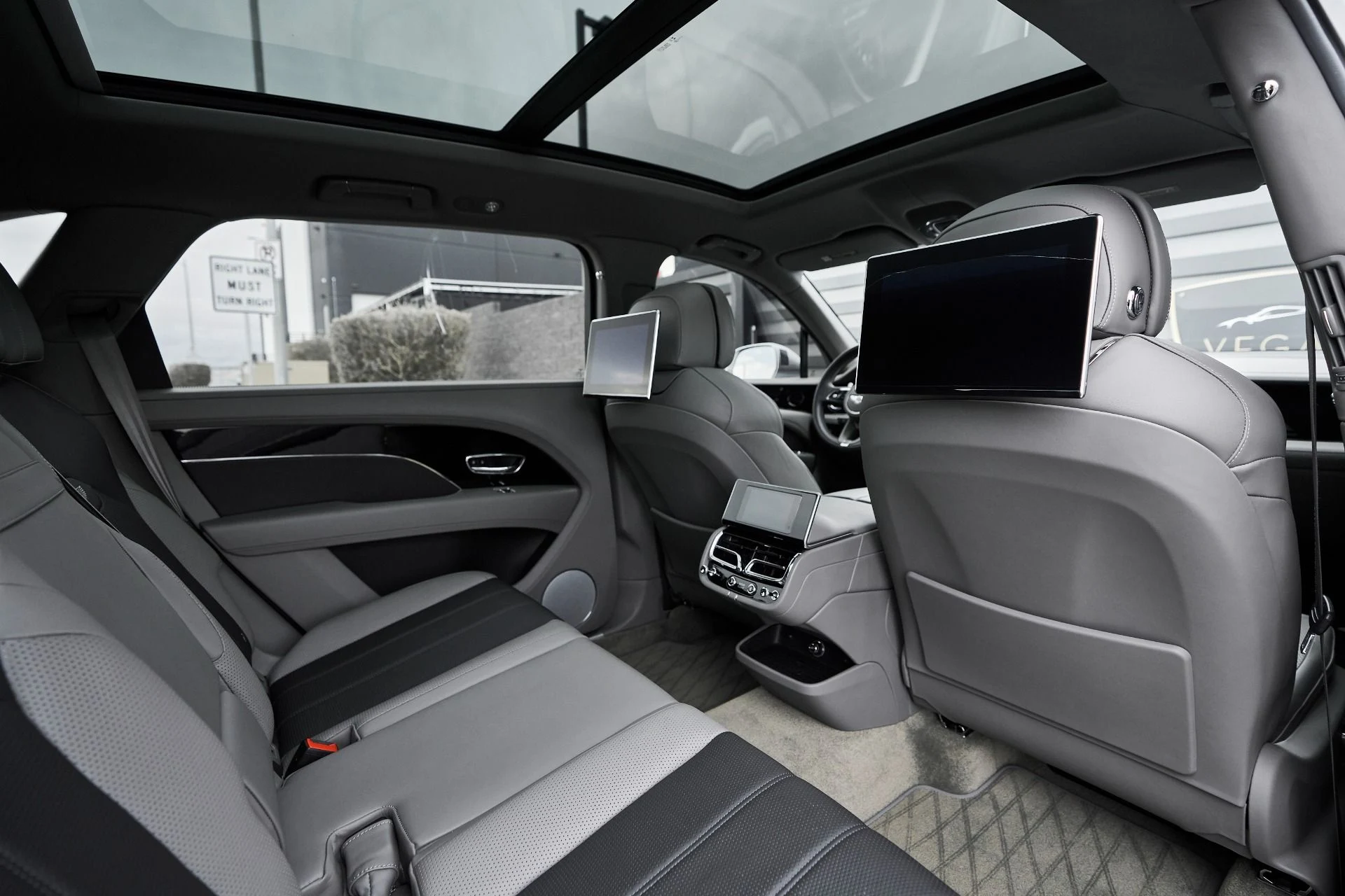 mph036_2356430001_Used_2023_Bentley_Bentayga_EWB_Azure_1763502524_5db285fc38