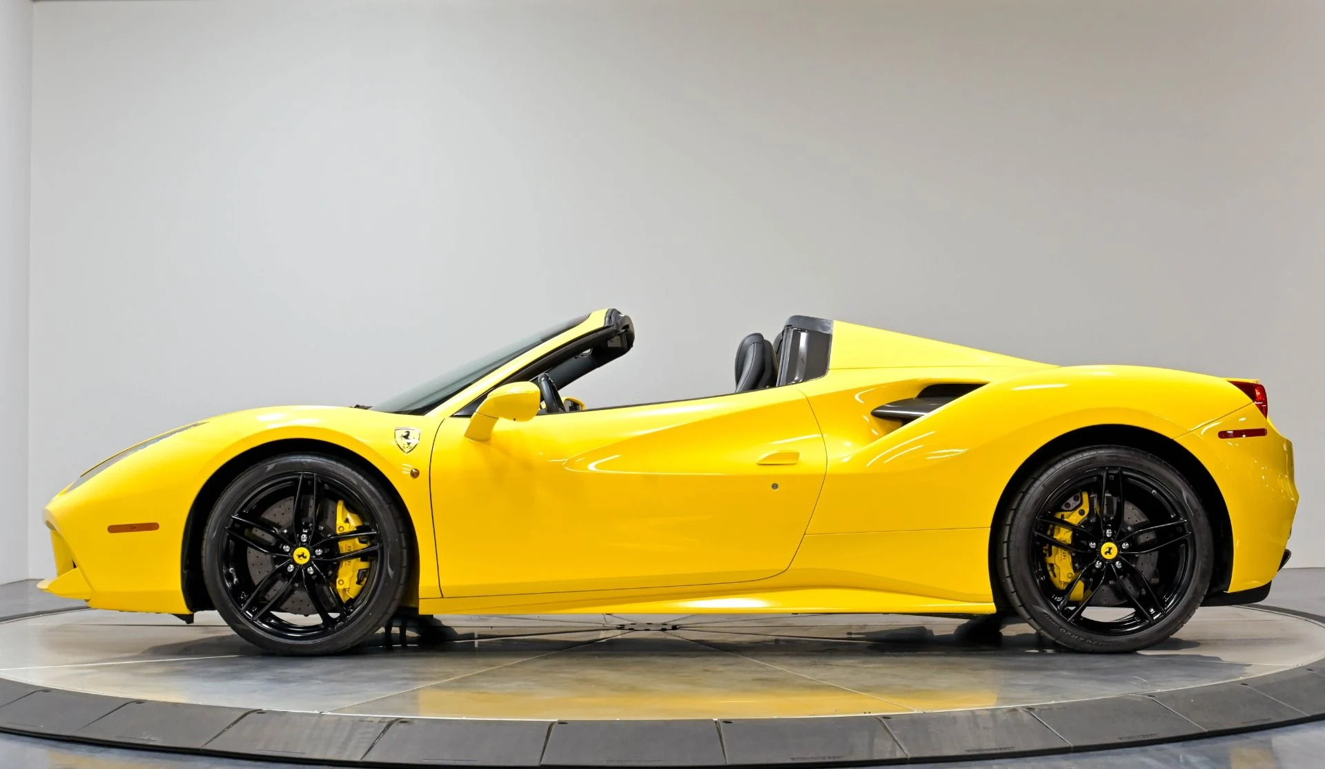 mph036_2425990321_Used_2017_Ferrari_488_Spider_1782250763_d895797366