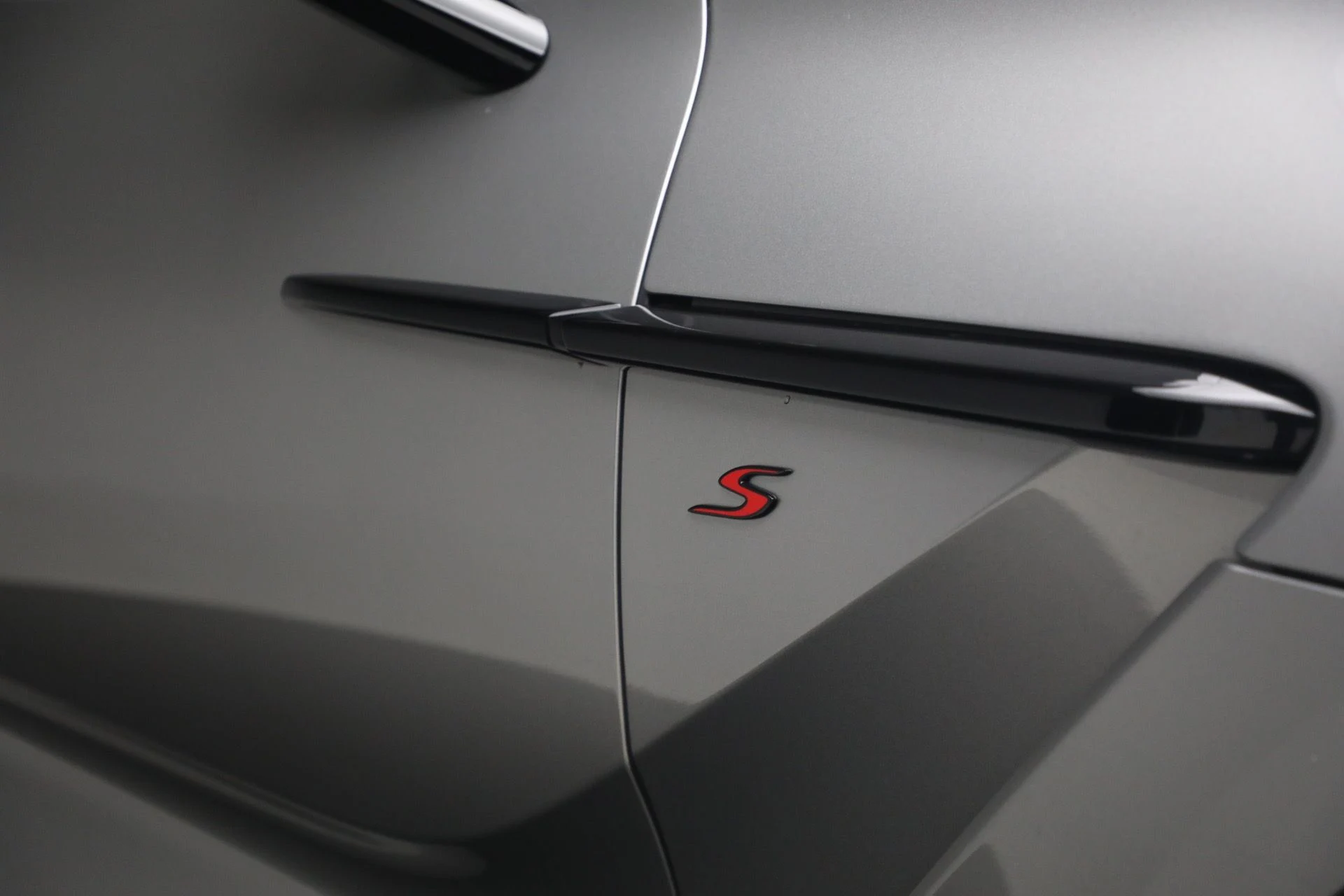 mph036_2429033895_New_2026_Aston_Martin_DBX_S_1765053352_3856b32b49