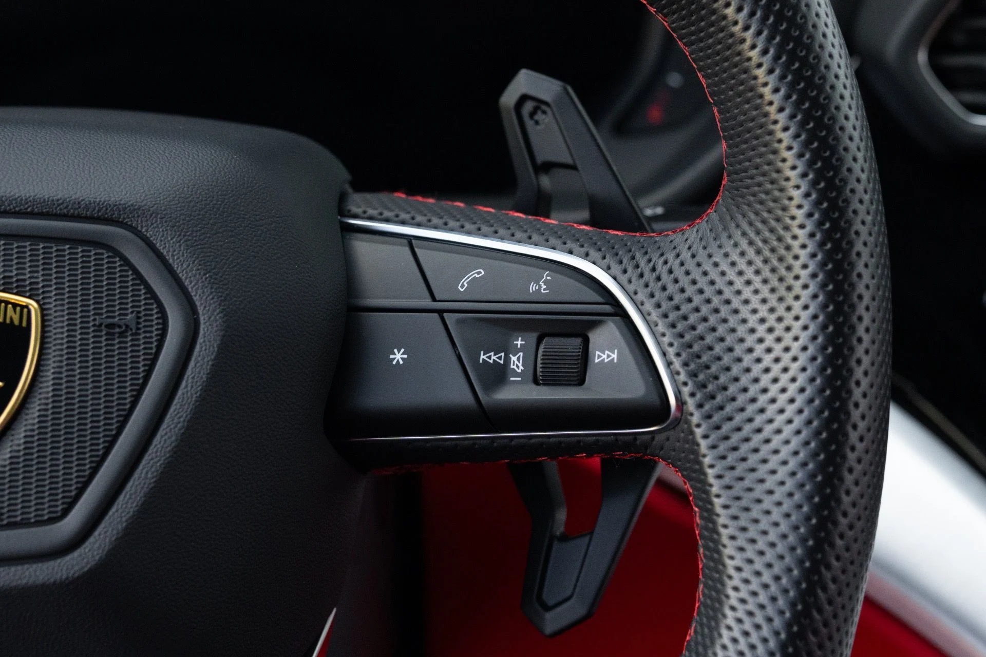 mph036_2456859441_Used_2022_Lamborghini_Urus_1778780626_b8c1550925