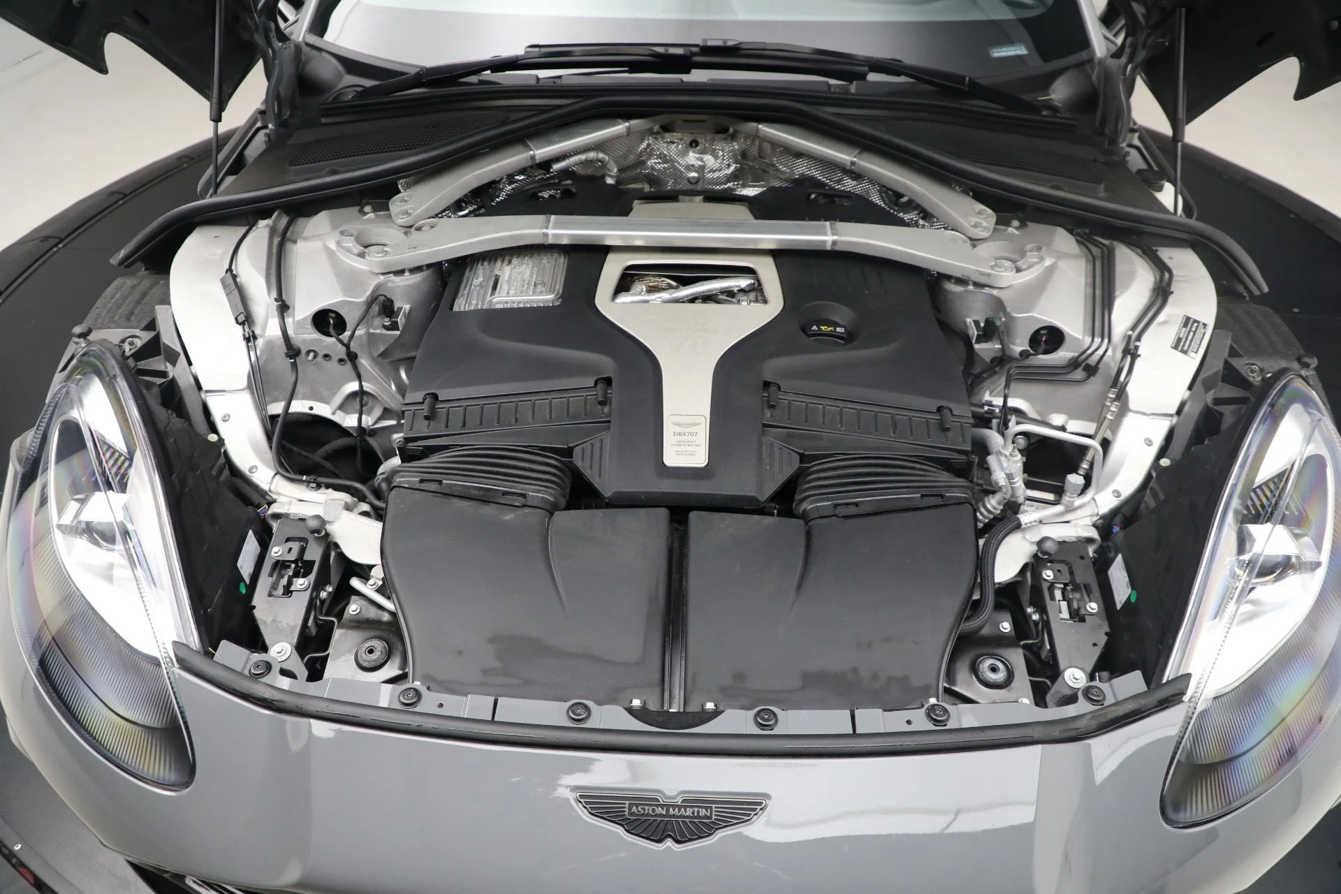mph036_2500817119_New_2025_Aston_Martin_DBX_707_1762018387_e25fab9762