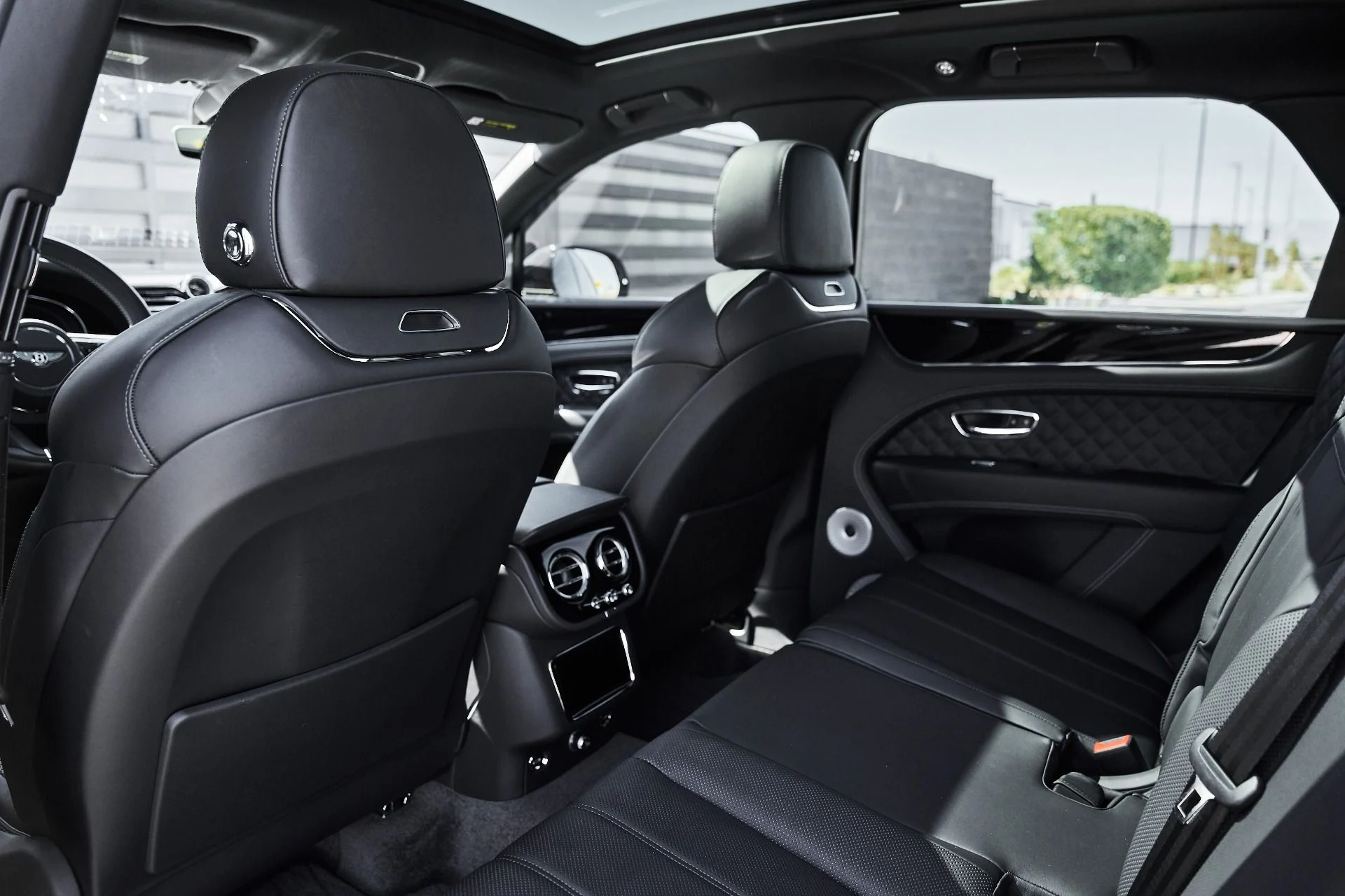 mph036_2507603549_Used_2025_Bentley_Bentayga_S_1782152818_6f46a26f9b