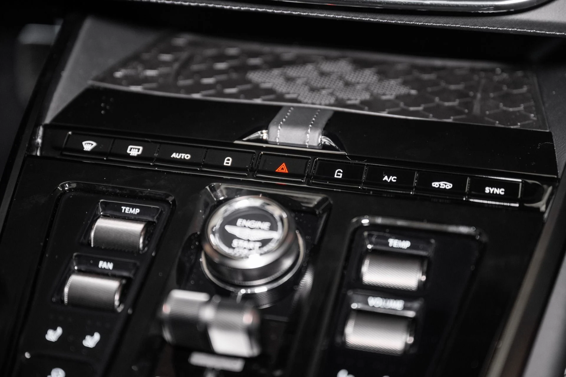 mph036_2532941068_Used_2025_Aston_Martin_DBX_707_1748959342_dde41c5800