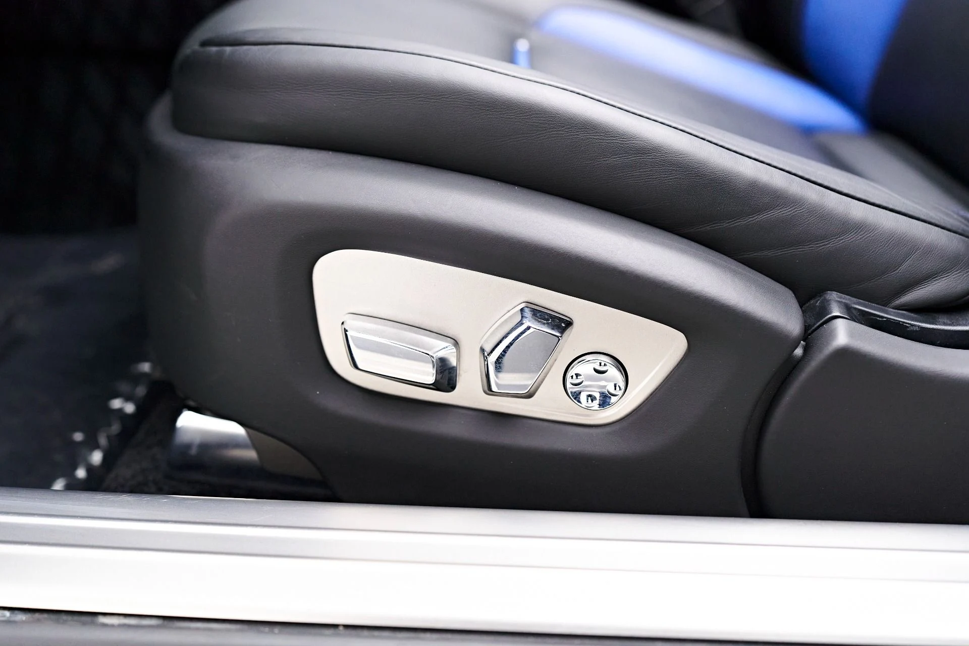 mph036_2548901575_Used_2018_Rolls_Royce_Dawn_Base_1712097655_4c65d8b021