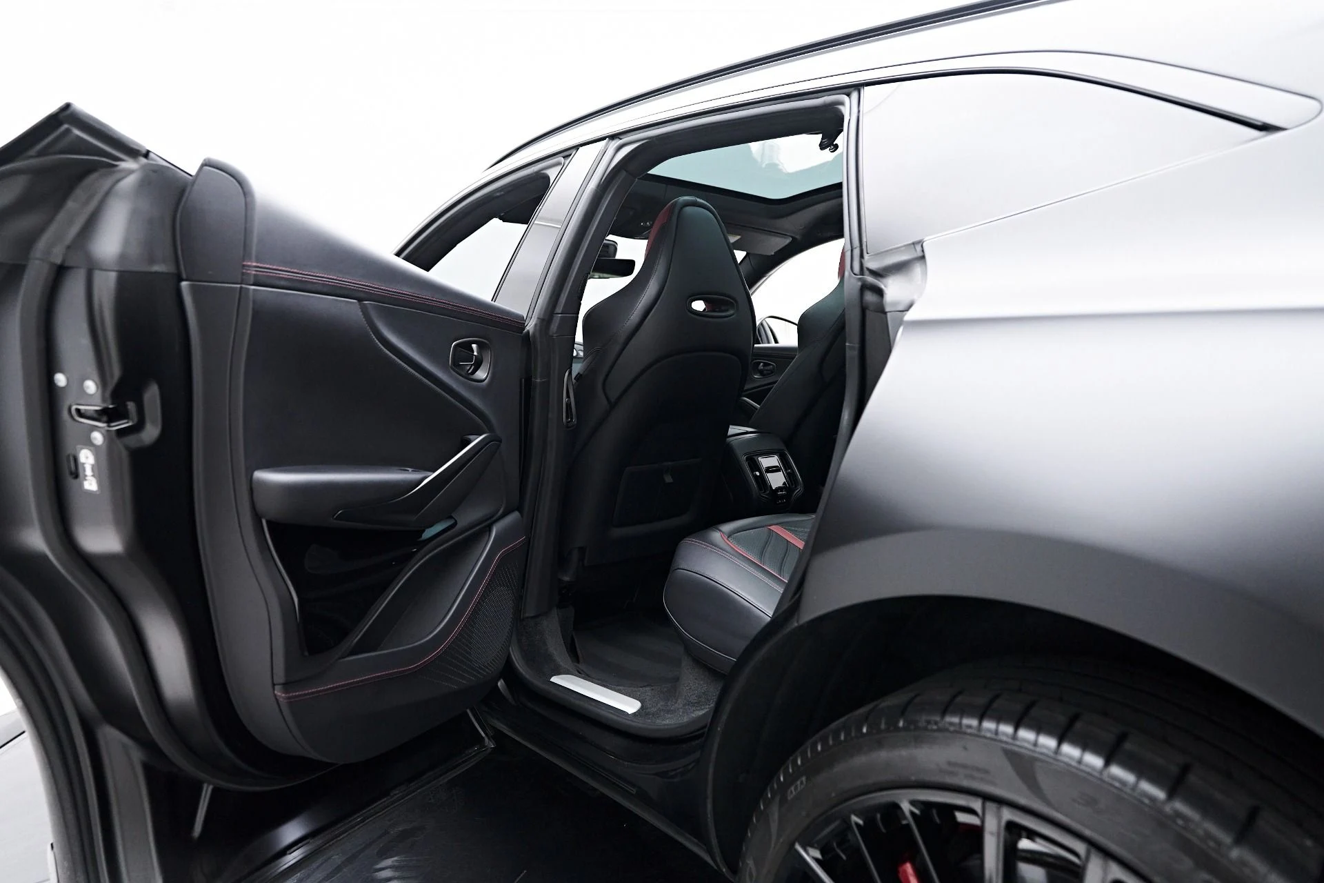 mph036_2595415128_Used_2023_Aston_Martin_DBX_707_1754786768_009b35f4e0