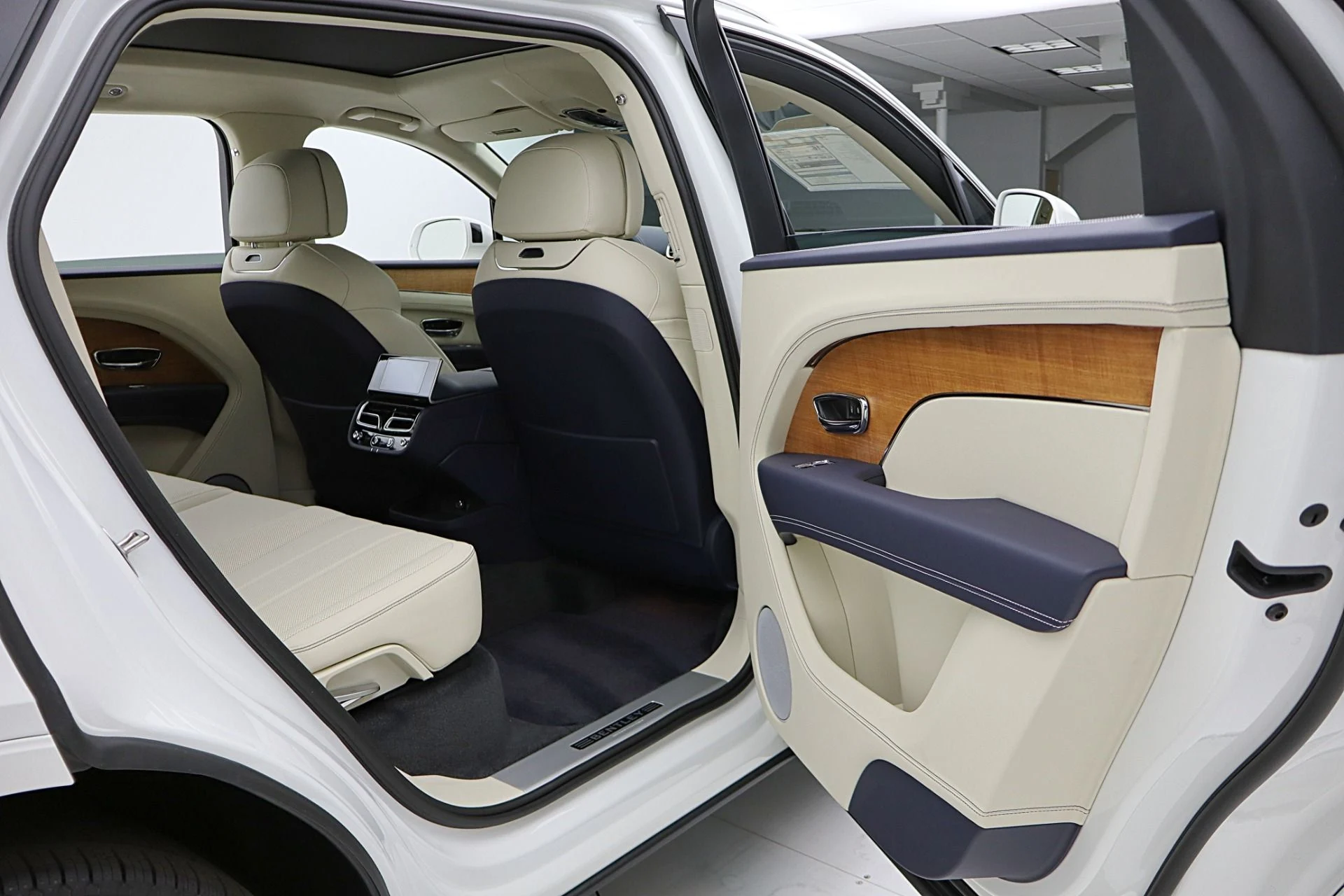 mph036_2617208980_New_2026_Bentley_Bentayga_EWB_V8_4318fea944