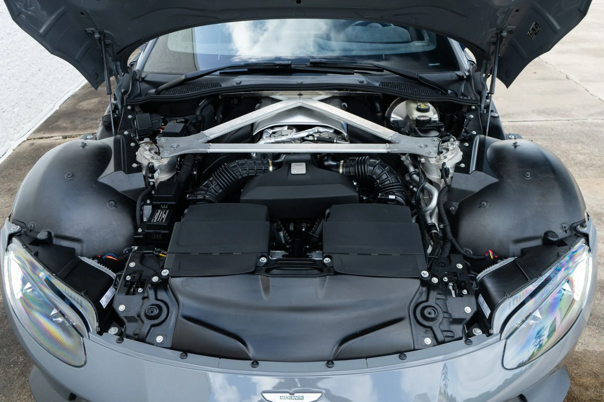 mph036_2633733726_Used_2020_Aston_Martin_Vantage_1781738280_6e4c228530