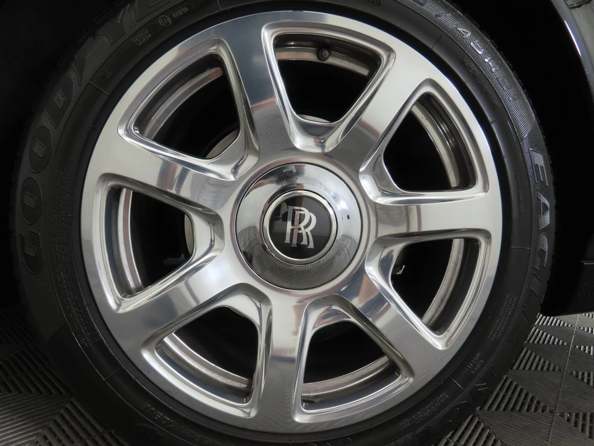 mph036_2678294939_used_2012_rolls_royce_phantom_coupe_2drdrophead_8119_22959977_37_1024_f62d6b97d4