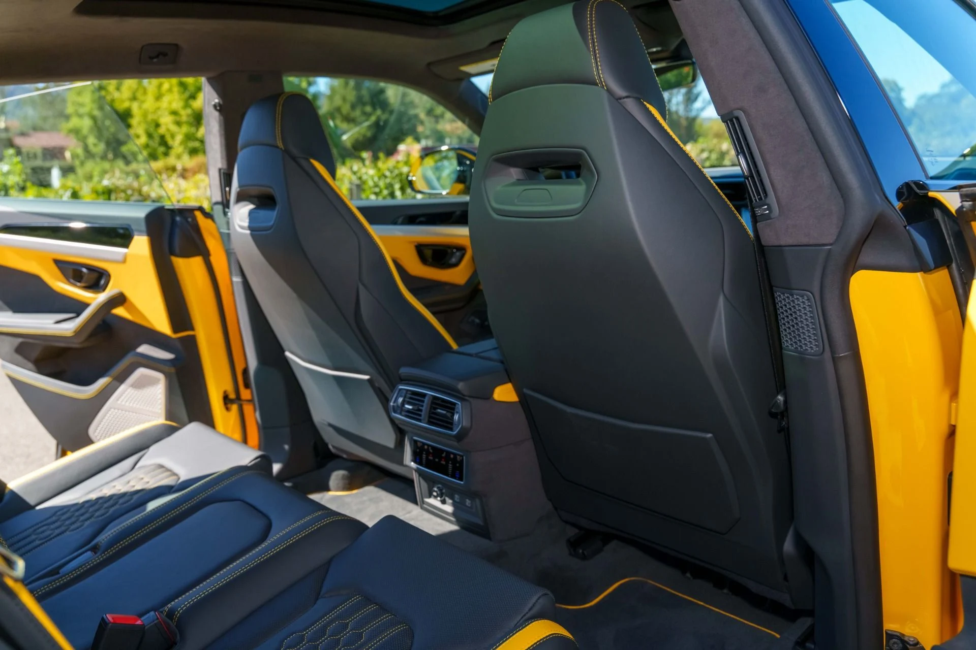 mph036_2691347265_Used_2025_Lamborghini_Urus_SE_1759793246_da2facedd1