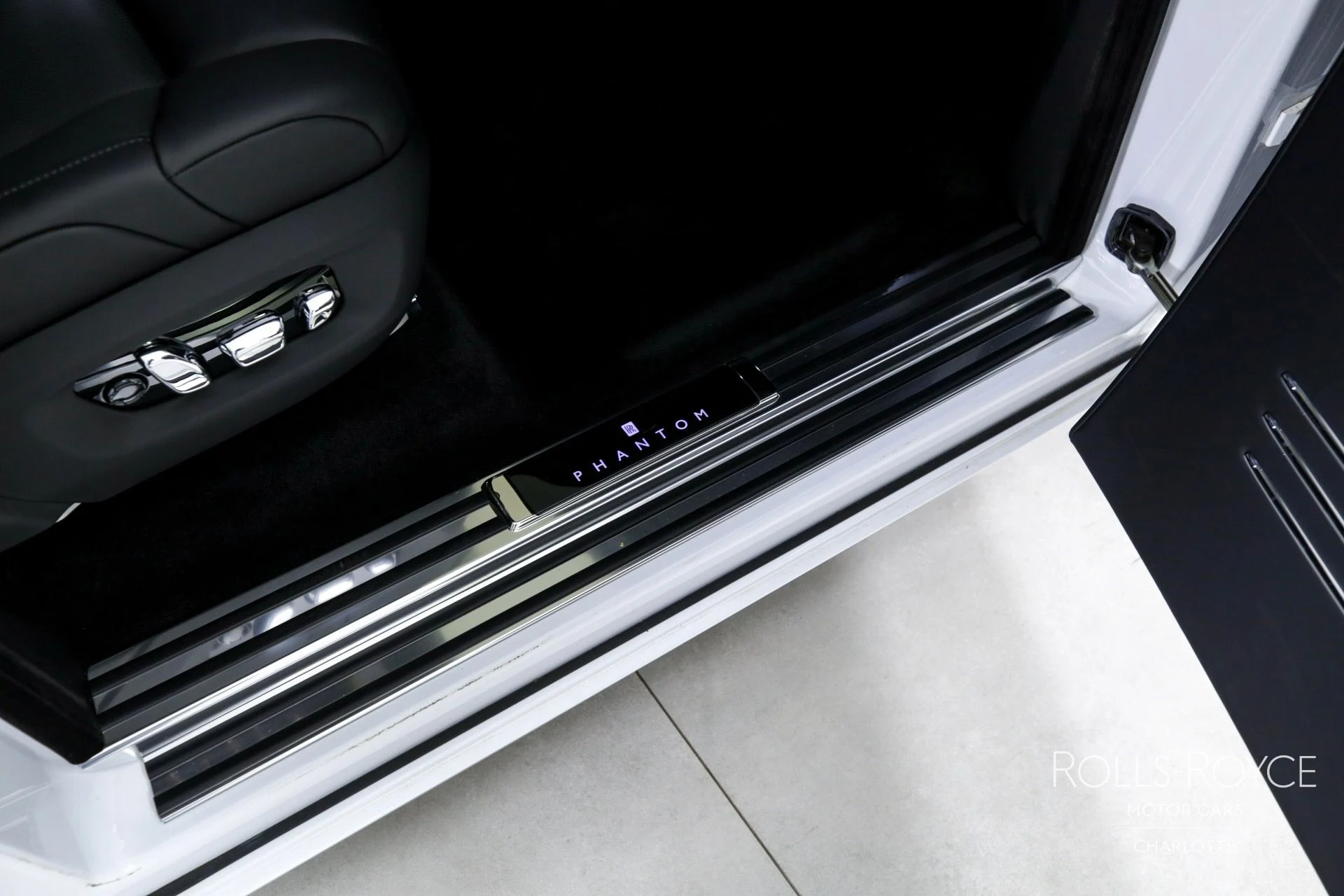 mph036_2793782434_Used_2023_Rolls_Royce_Phantom_1726254604_ebc36eb244