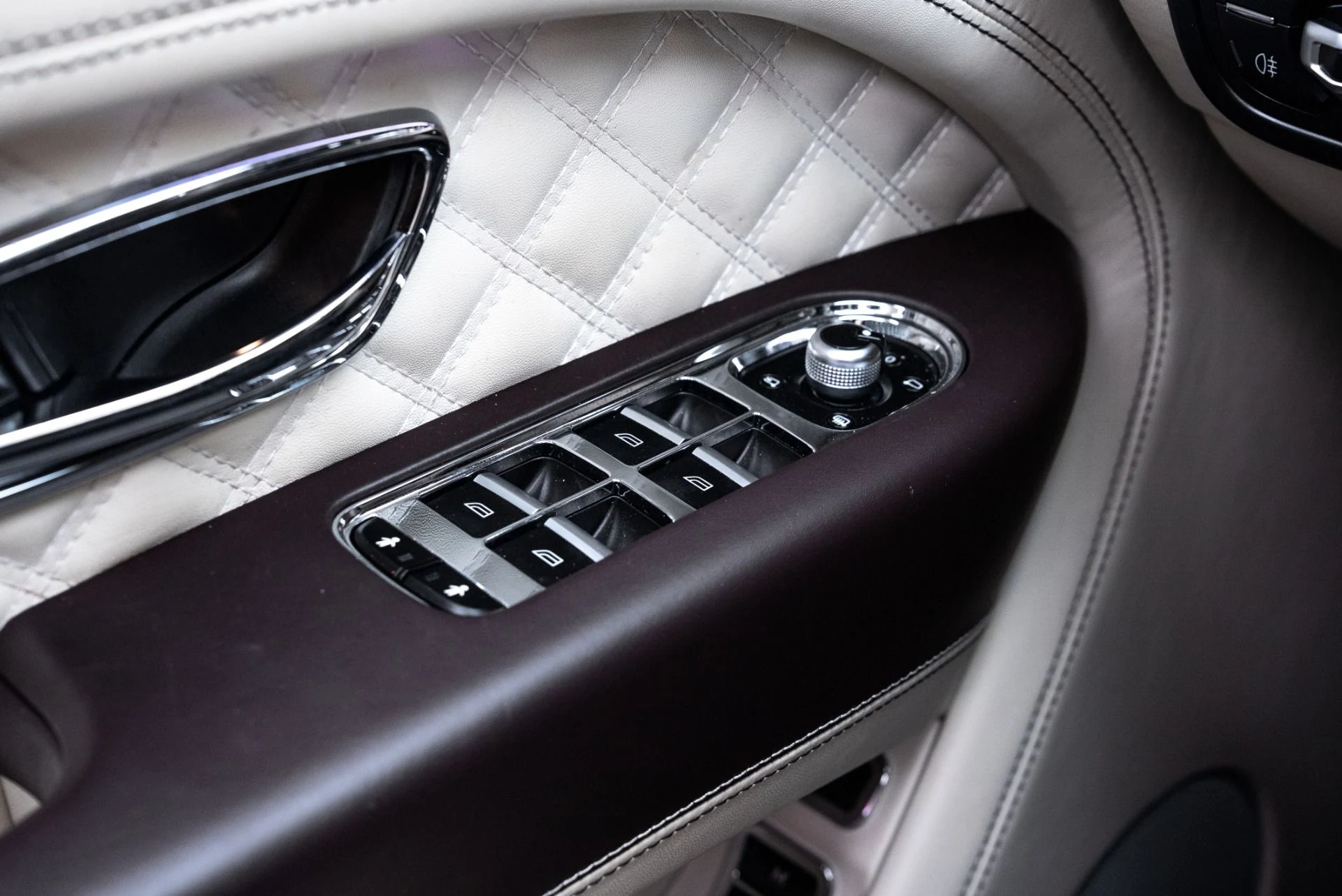 mph036_289636946_Used_2021_Bentley_Bentayga_V8_1774990433_2ae09fda1d