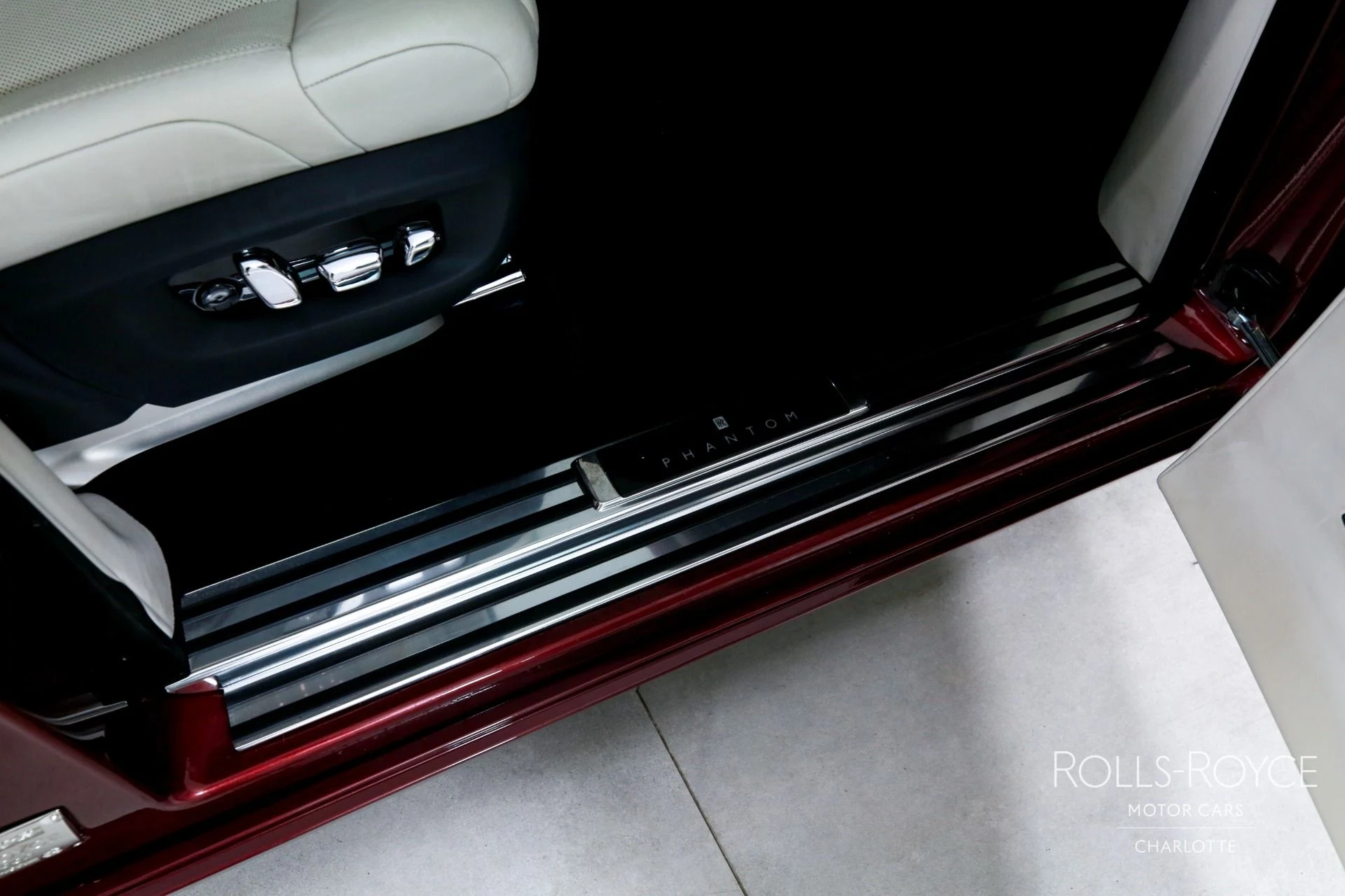 mph036_2899177480_Used_2019_Rolls_Royce_Phantom_1760804131_3270d80397