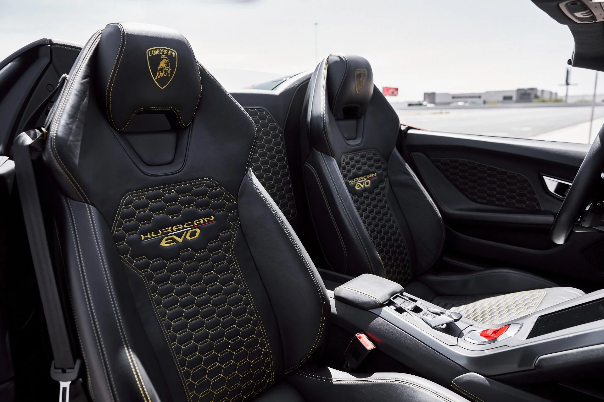 mph036_2927975396_Used_2023_Lamborghini_Huracan_EVO_Base_1776733432_1f22eef384