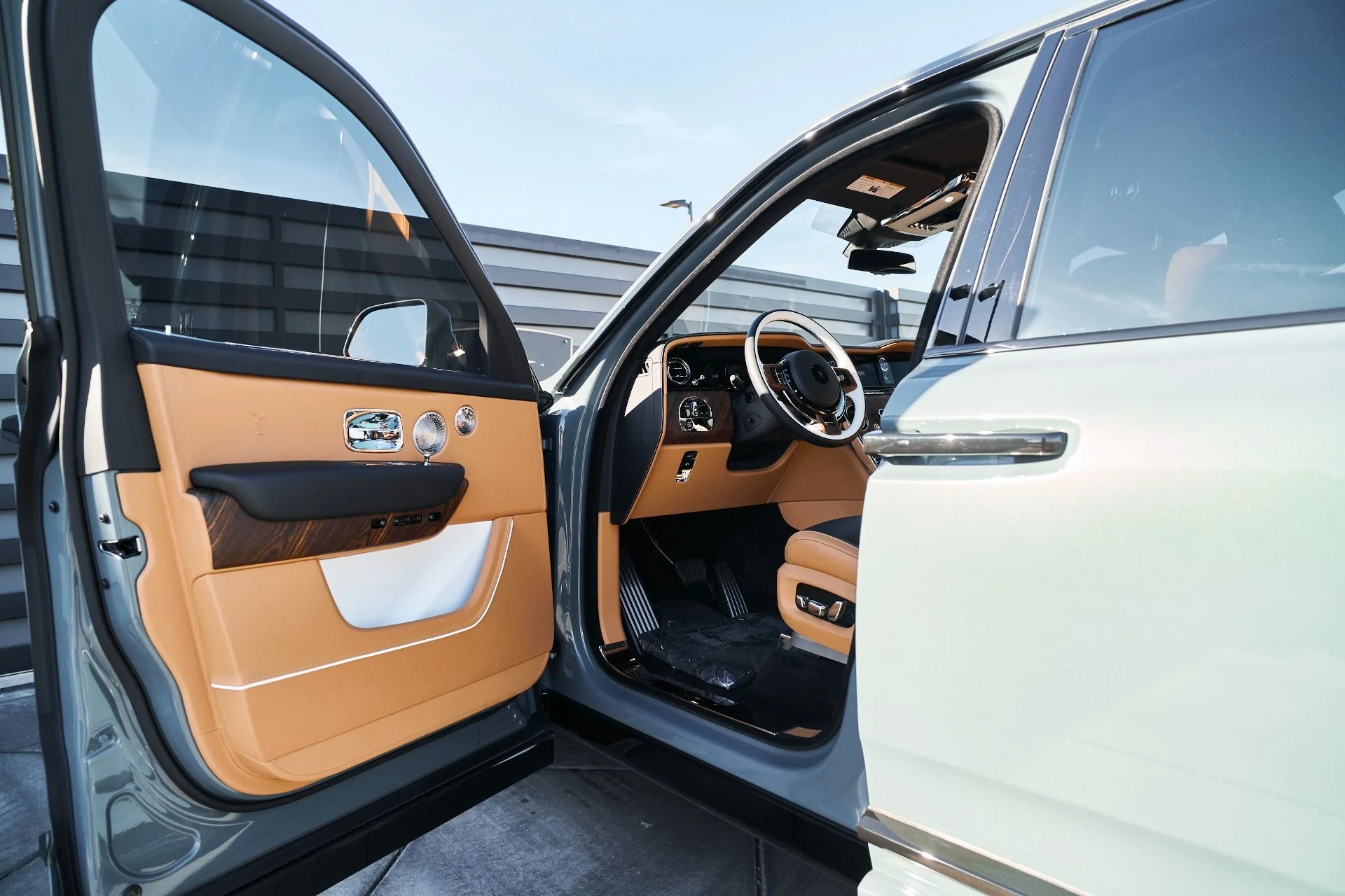 mph036_2932409218_Used_2025_Rolls_Royce_Cullinan_Base_1766020392_3982251f4d