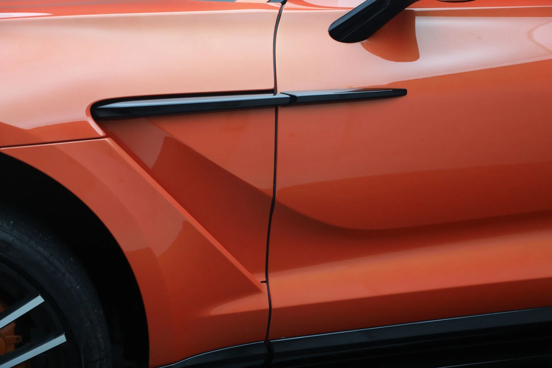 mph036_2956445785_Used_2023_Aston_Martin_DBX_707_1764179397_b43bcebbf5